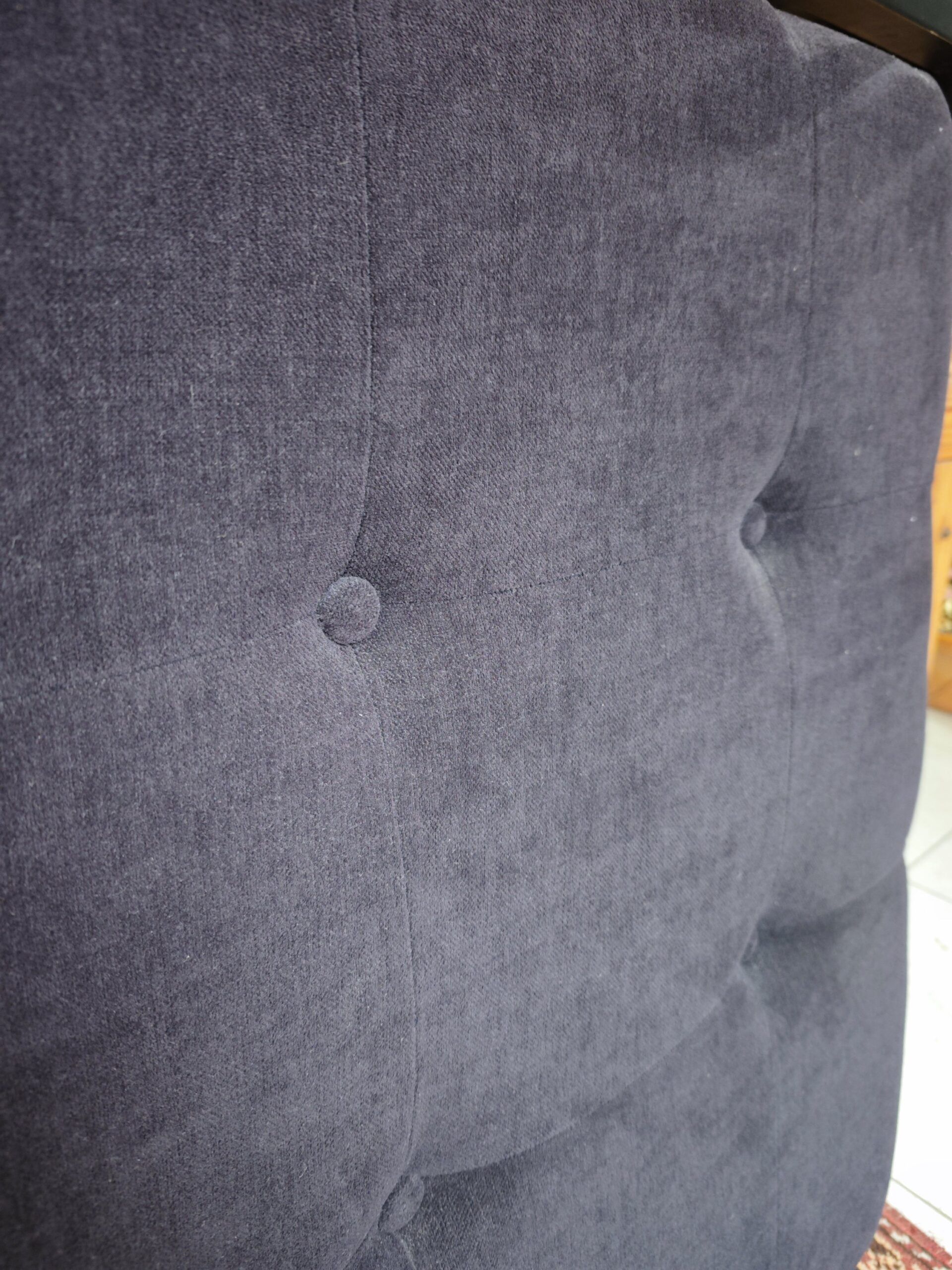 Cabecero Tapizado Capitoné de 180 cm – Elegancia y Confort en Azul Marino 6 Cabecero Tapizado Capitoné de 180 cm – Elegancia y Confort en Azul Marino - Imagen 6