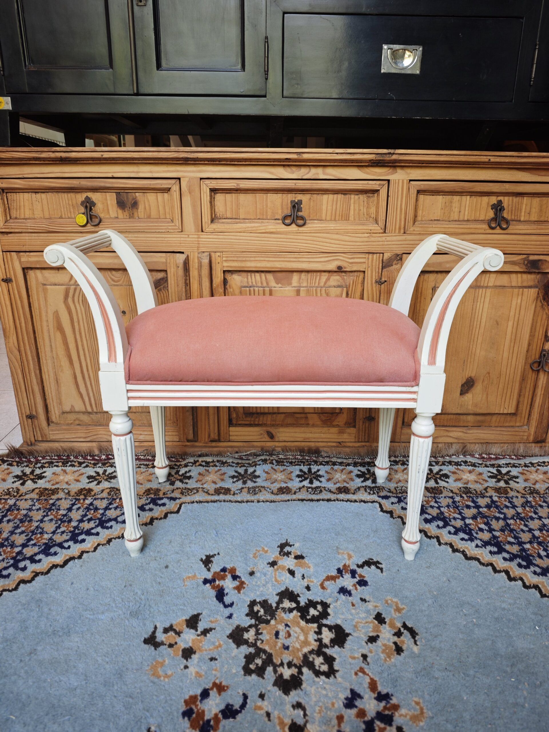 Descalzador Neoclásico Vintage con Asiento Rosa Salmón y Brazos Curvos 2 Descalzador Neoclásico Vintage con Asiento Rosa Salmón y Brazos Curvos - Imagen 2