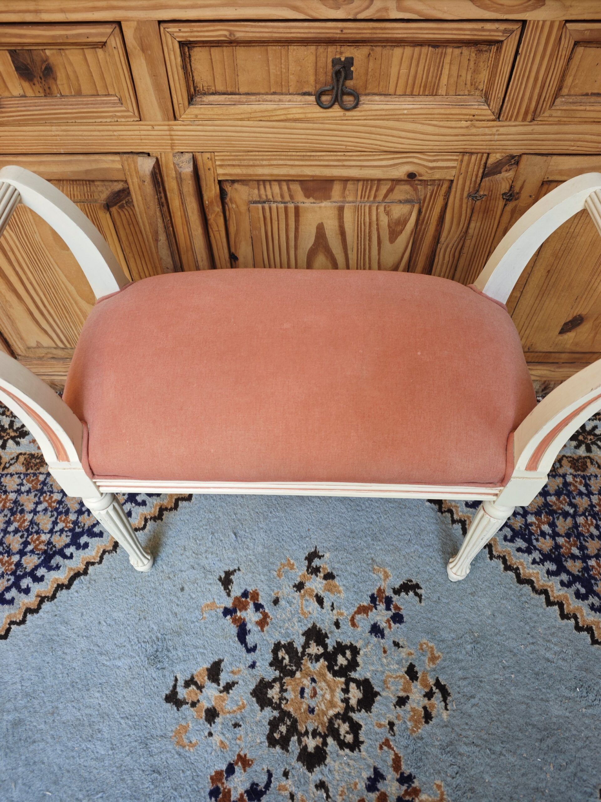 Descalzador Neoclásico Vintage con Asiento Rosa Salmón y Brazos Curvos 5 Descalzador Neoclásico Vintage con Asiento Rosa Salmón y Brazos Curvos - Imagen 5