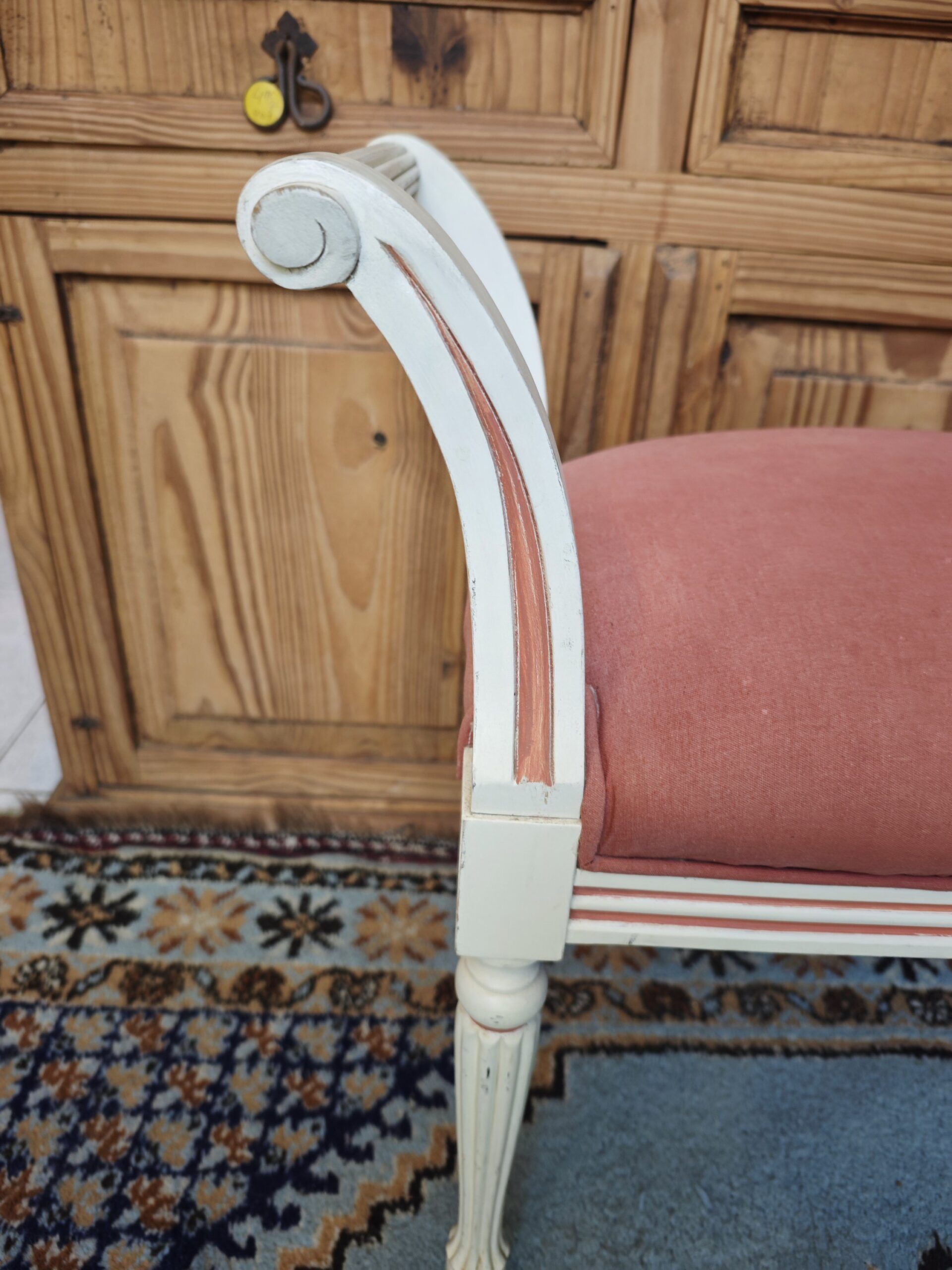 Descalzador Neoclásico Vintage con Asiento Rosa Salmón y Brazos Curvos 4 Descalzador Neoclásico Vintage con Asiento Rosa Salmón y Brazos Curvos - Imagen 4