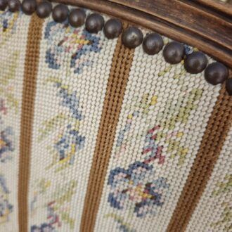 Butaca Estilo Luis XV en Madera Tallada con Tapicería Petit Point 10 1000519096