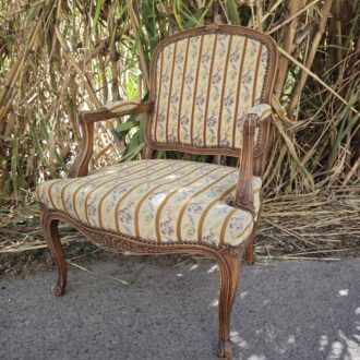Butaca Estilo Luis XV en Madera Tallada con Tapicería Petit Point – foto 2