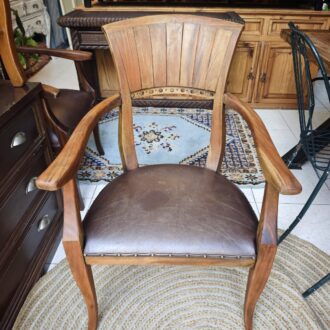 Sillón de Madera Clásica con Asiento de Cuero y Tachuelas – foto 2