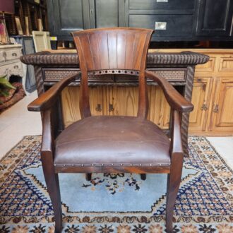 Sillón de Madera Clásica con Asiento de Cuero y Tachuelas – foto 2