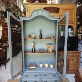 Vitrina expositor estilo clásico francés en color gris envejecido con puertas de cristal 8 1000574981