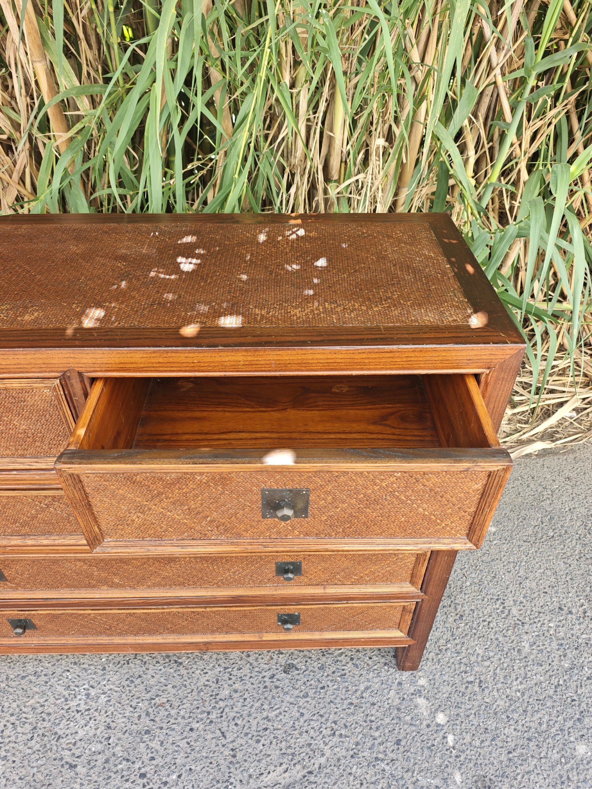 Cómoda ratán y madera estilo colonial 5 cajones 3 Cómoda ratán y madera estilo colonial 5 cajones - Imagen 3