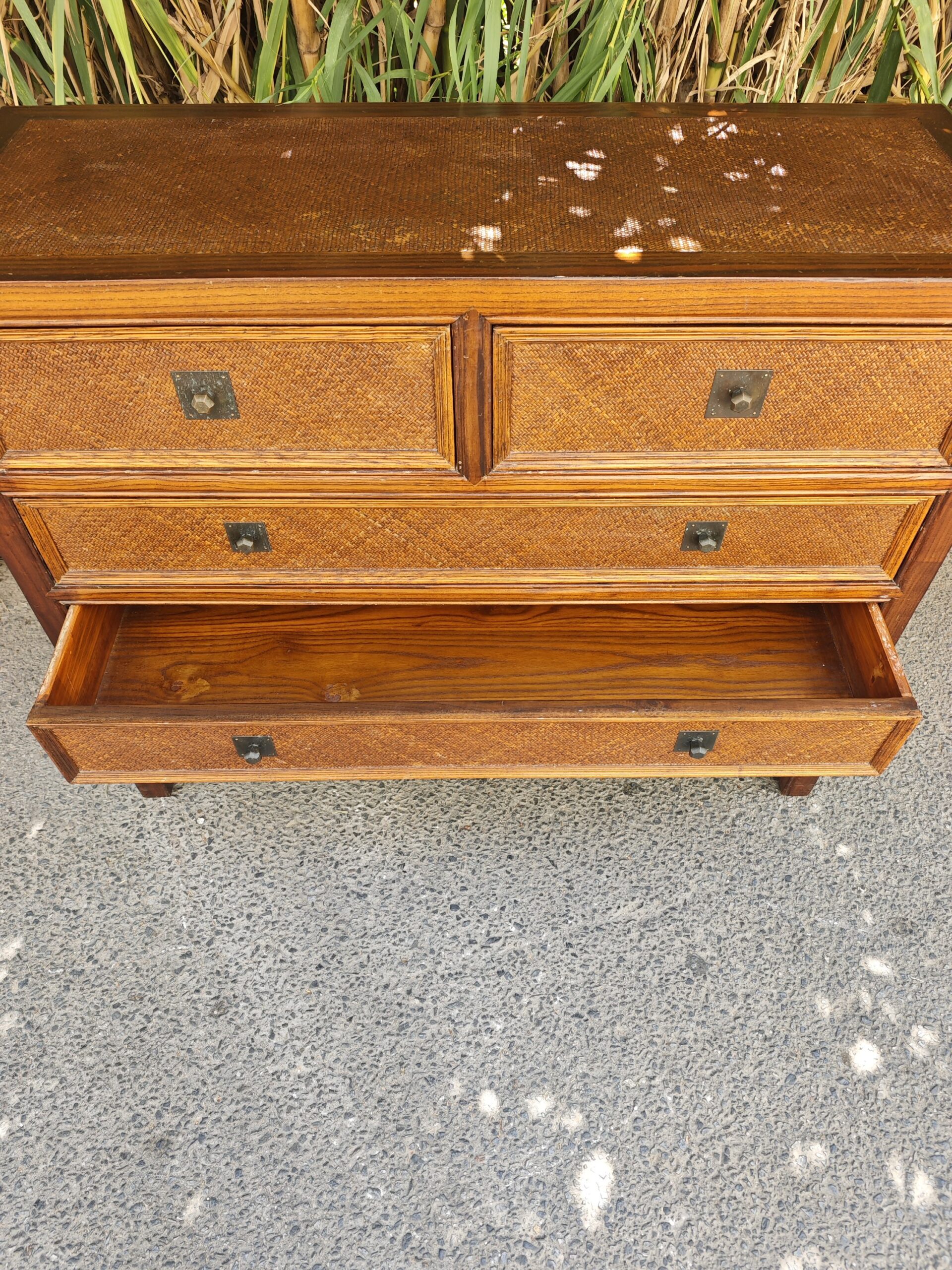 Cómoda ratán y madera estilo colonial 5 cajones 5 Cómoda ratán y madera estilo colonial 5 cajones - Imagen 5