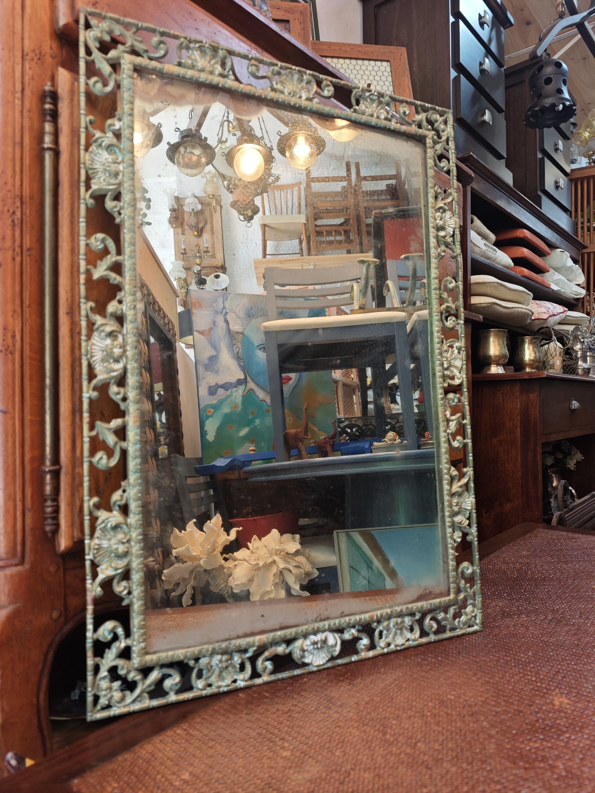 Espejo Antiguo con Marco de Bronce Macizo en Relieve, Motivos de Conchas y Volutas 3 Espejo Antiguo con Marco de Bronce Macizo en Relieve, Motivos de Conchas y Volutas - Imagen 3