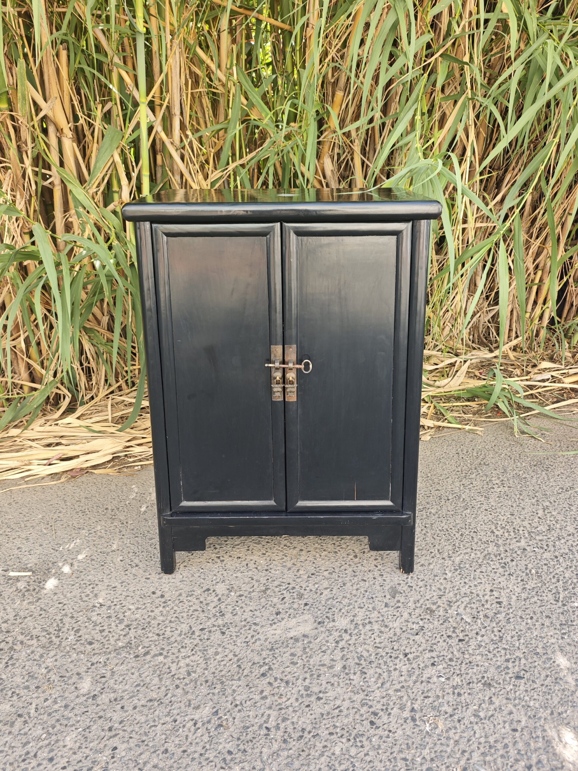 MAntique Chinese black lacquered liquor cabinet with brass lock – Oriental Ming style auxiliary bar2Image Mueble licorera chino antiguo lacado en negro con cerradura de latón – Bar auxiliar estilo oriental Ming - Image 2