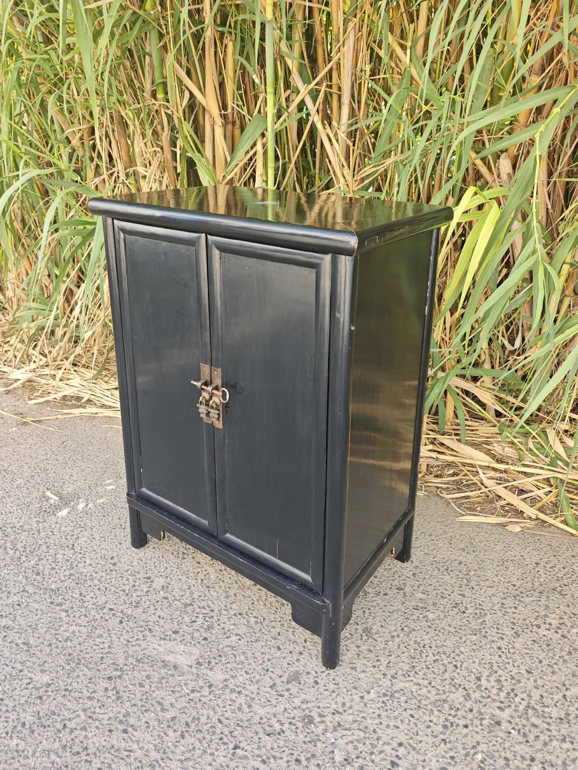 MAntique Chinese black lacquered liquor cabinet with brass lock – Oriental Ming style auxiliary bar3Image Mueble licorera chino antiguo lacado en negro con cerradura de latón – Bar auxiliar estilo oriental Ming - Image 3