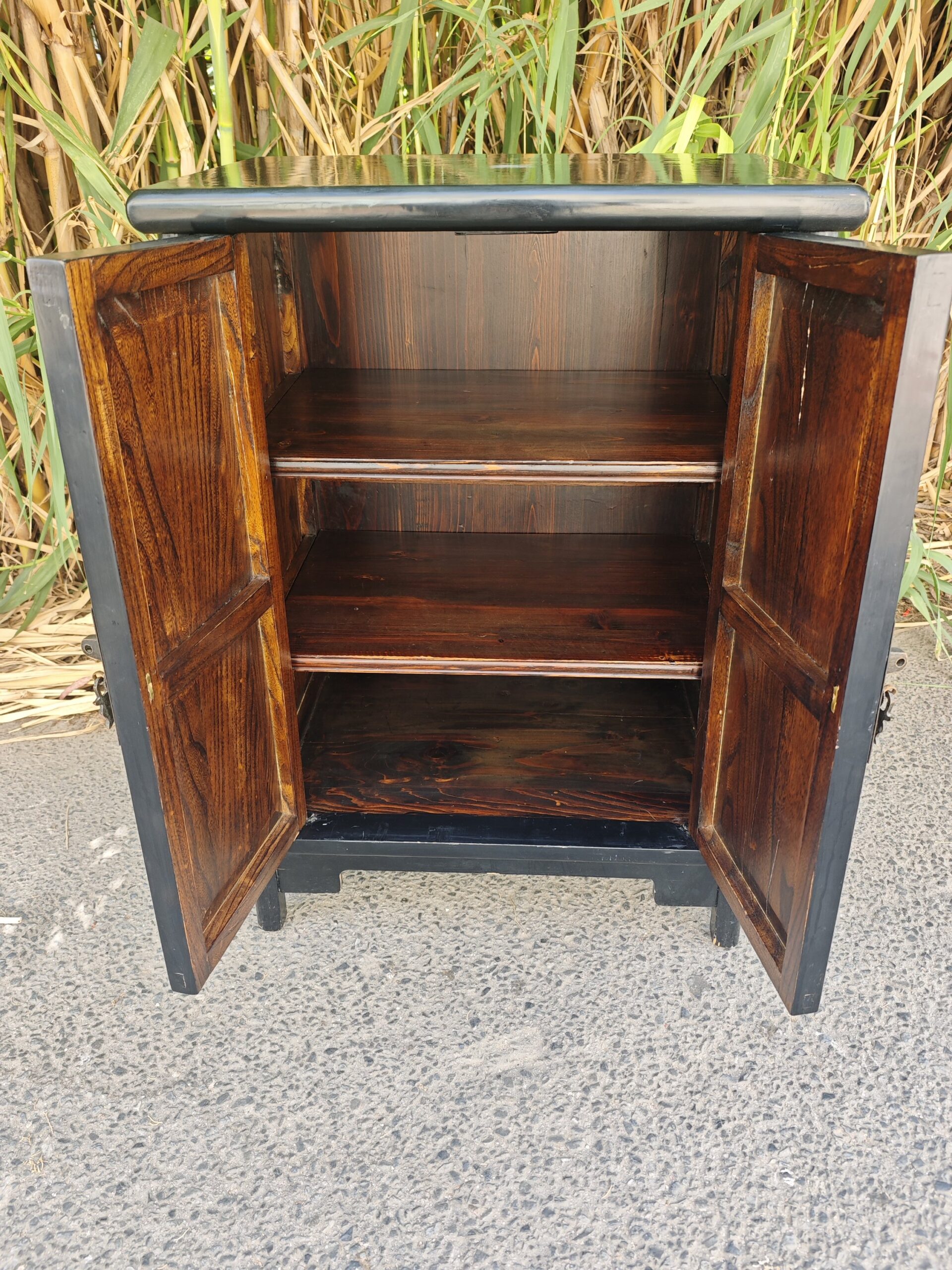MAntique Chinese black lacquered liquor cabinet with brass lock – Oriental Ming style auxiliary bar4Image Mueble licorera chino antiguo lacado en negro con cerradura de latón – Bar auxiliar estilo oriental Ming - Image 4