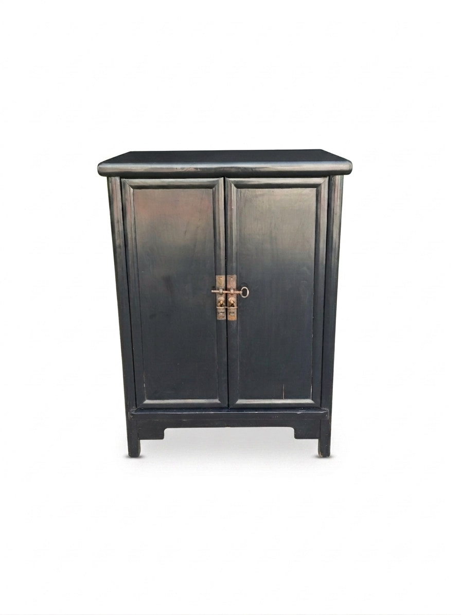 Antique Chinese black lacquered liquor cabinet with brass lock – Oriental Ming style auxiliary barg 1 Mueble licorera chino antiguo lacado en negro