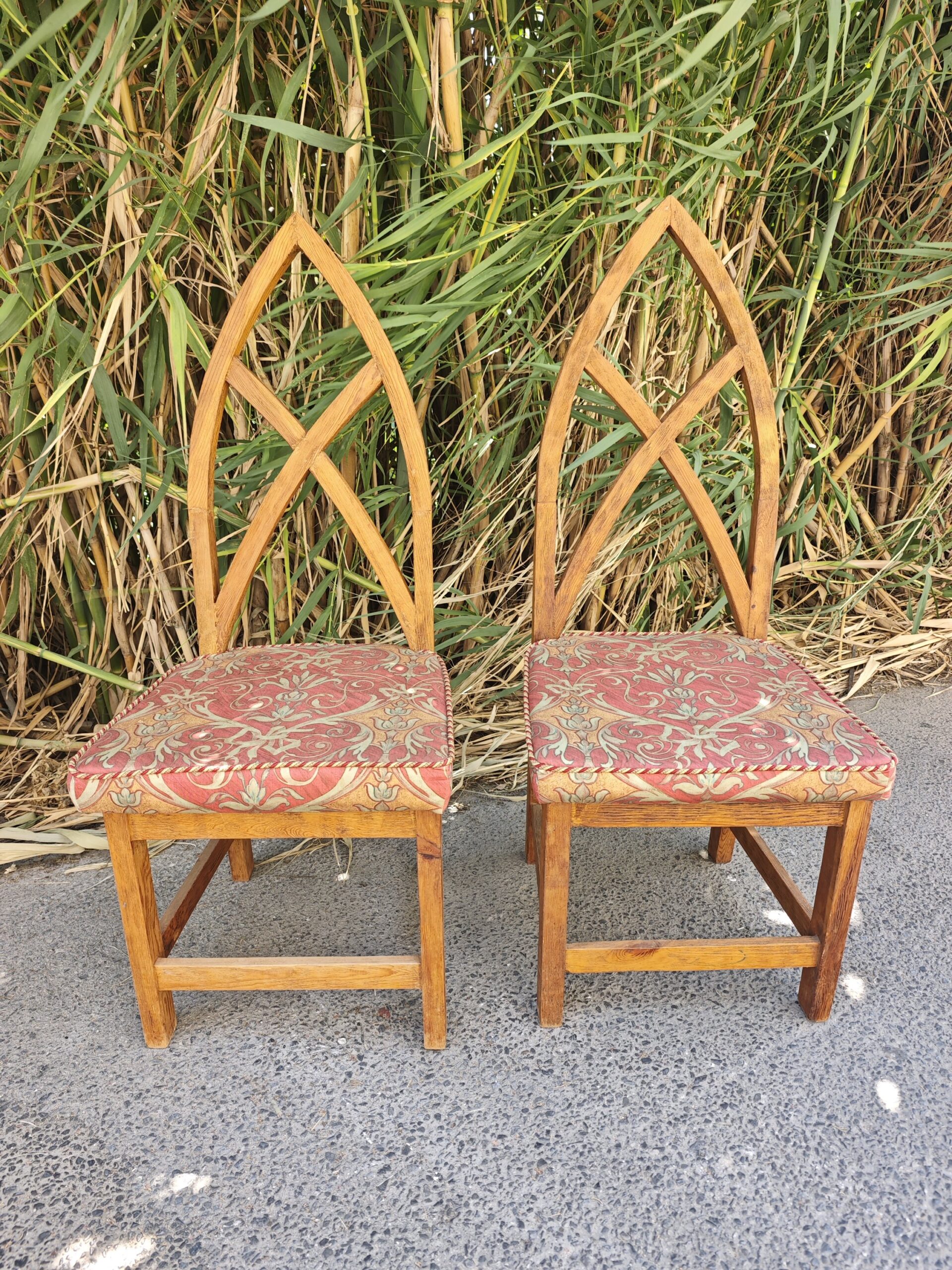 Pareja de sillas góticas "canoa" ein carved wood with damask upholstery – Gothic revival style2Image Pareja de sillas góticas "canoa" en madera tallada con tapizado de damasco – Estilo gótico revival - Image 2