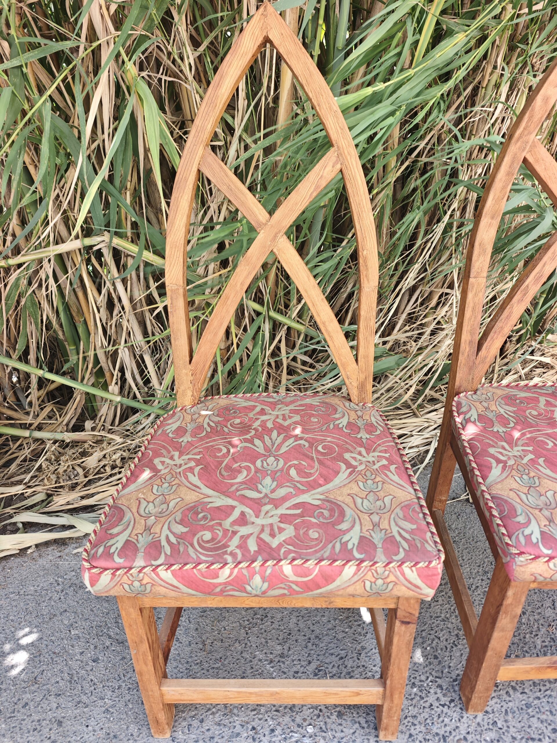 Pareja de sillas góticas "canoa" ein carved wood with damask upholstery – Gothic revival style3Image Pareja de sillas góticas "canoa" en madera tallada con tapizado de damasco – Estilo gótico revival - Image 3