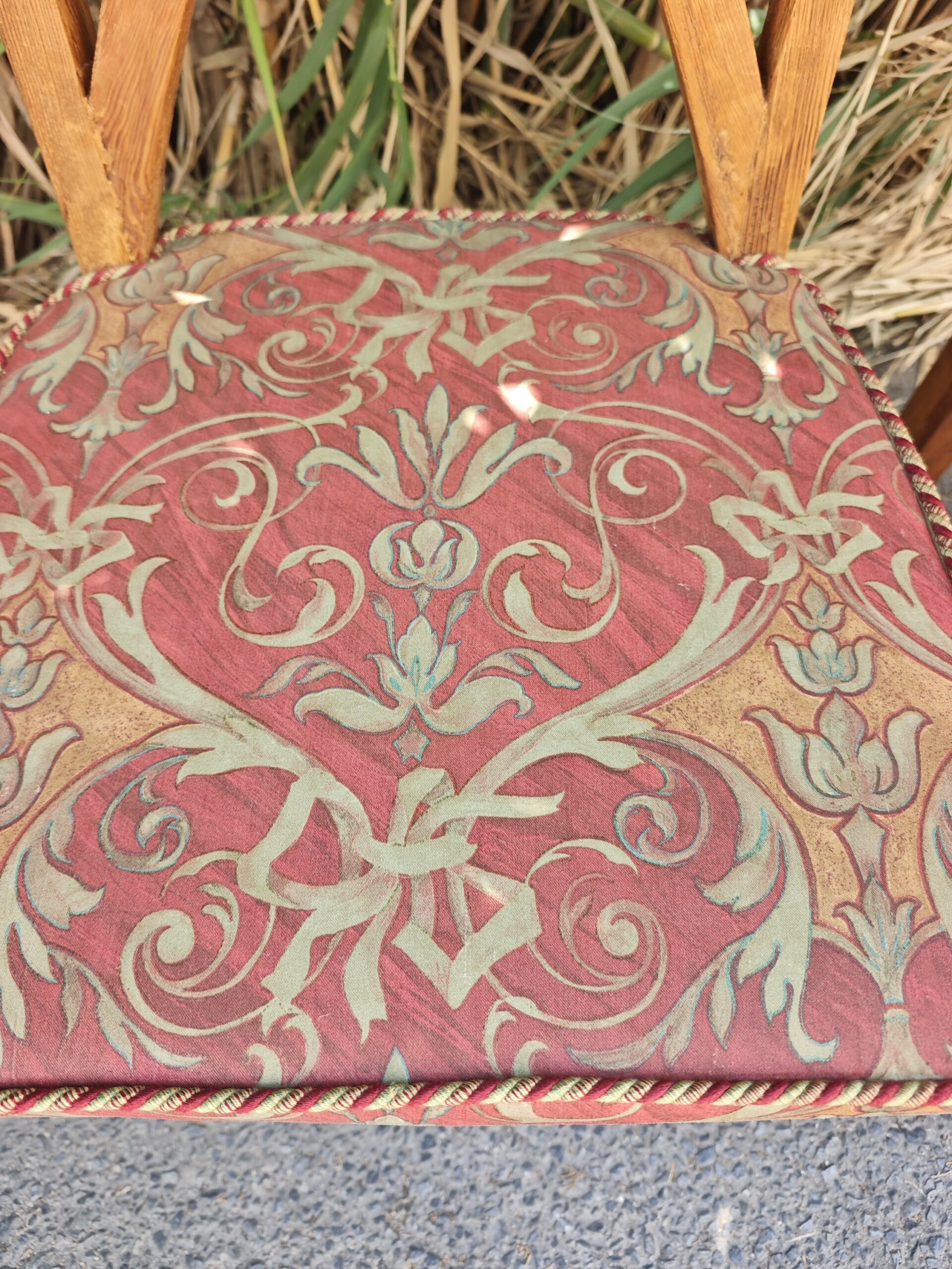 Pareja de sillas góticas "canoa" ein carved wood with damask upholstery – Gothic revival style4Image Pareja de sillas góticas "canoa" en madera tallada con tapizado de damasco – Estilo gótico revival - Image 4
