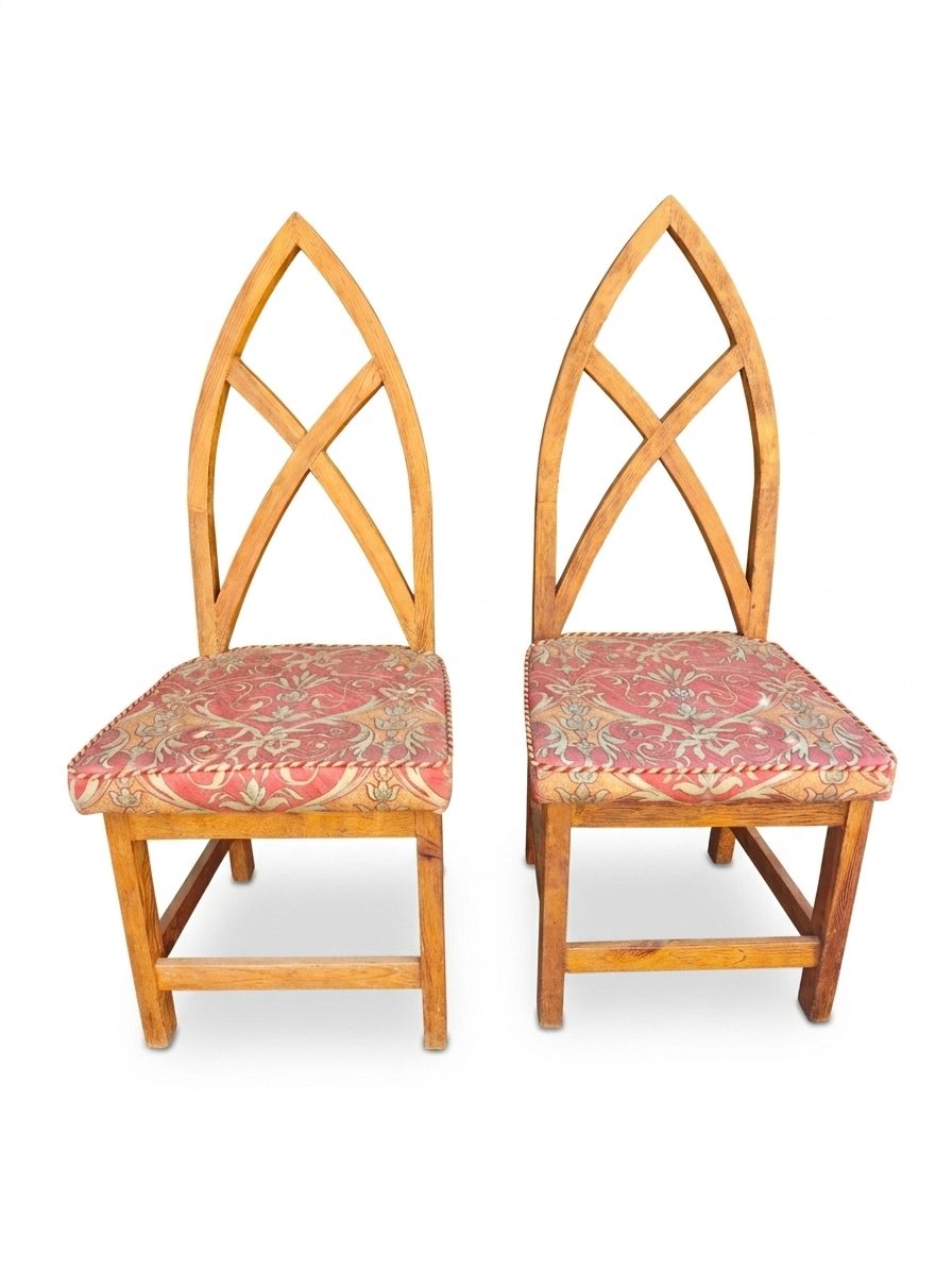 Pareja de sillas góticas "canoa" in carved wood with damask upholstery – Gothic revival style 1 Pareja de sillas góticas "canoa"