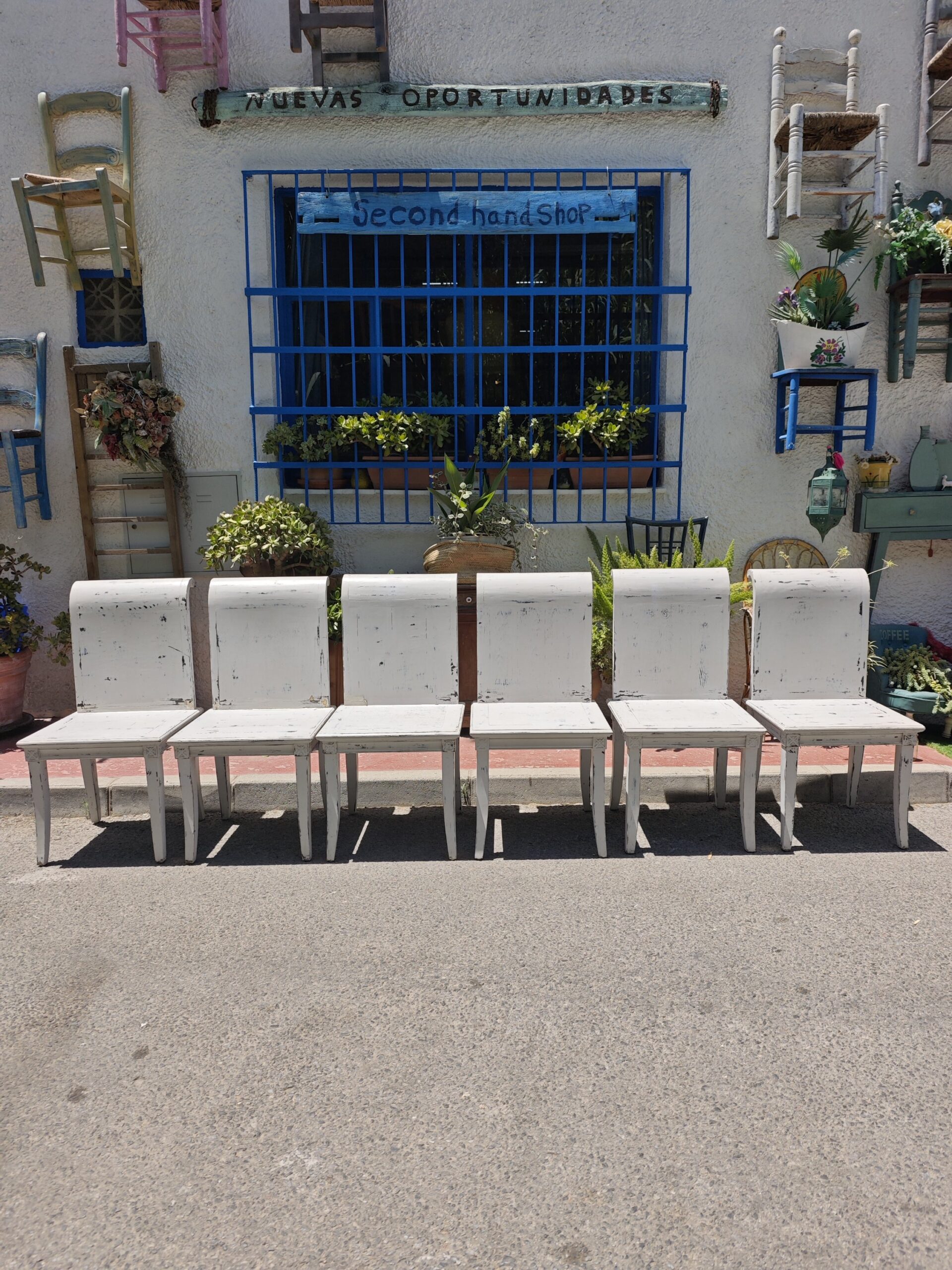 SDistressed White Chairs with Blue Trim Cushions – Set of6 7Image Sillas Blancas Envejecidas con Cojines Ribete Azul – Set de 6 - Image 7