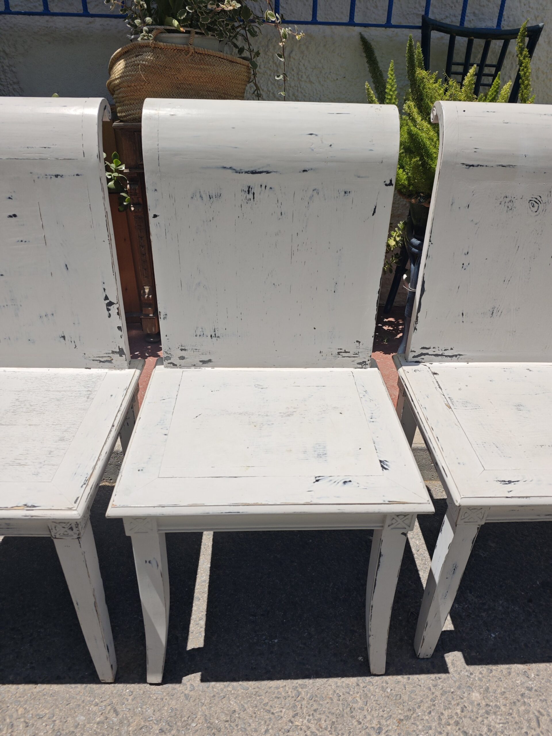 SDistressed White Chairs with Blue Trim Cushions – Set of6 3Image Sillas Blancas Envejecidas con Cojines Ribete Azul – Set de 6 - Image 3
