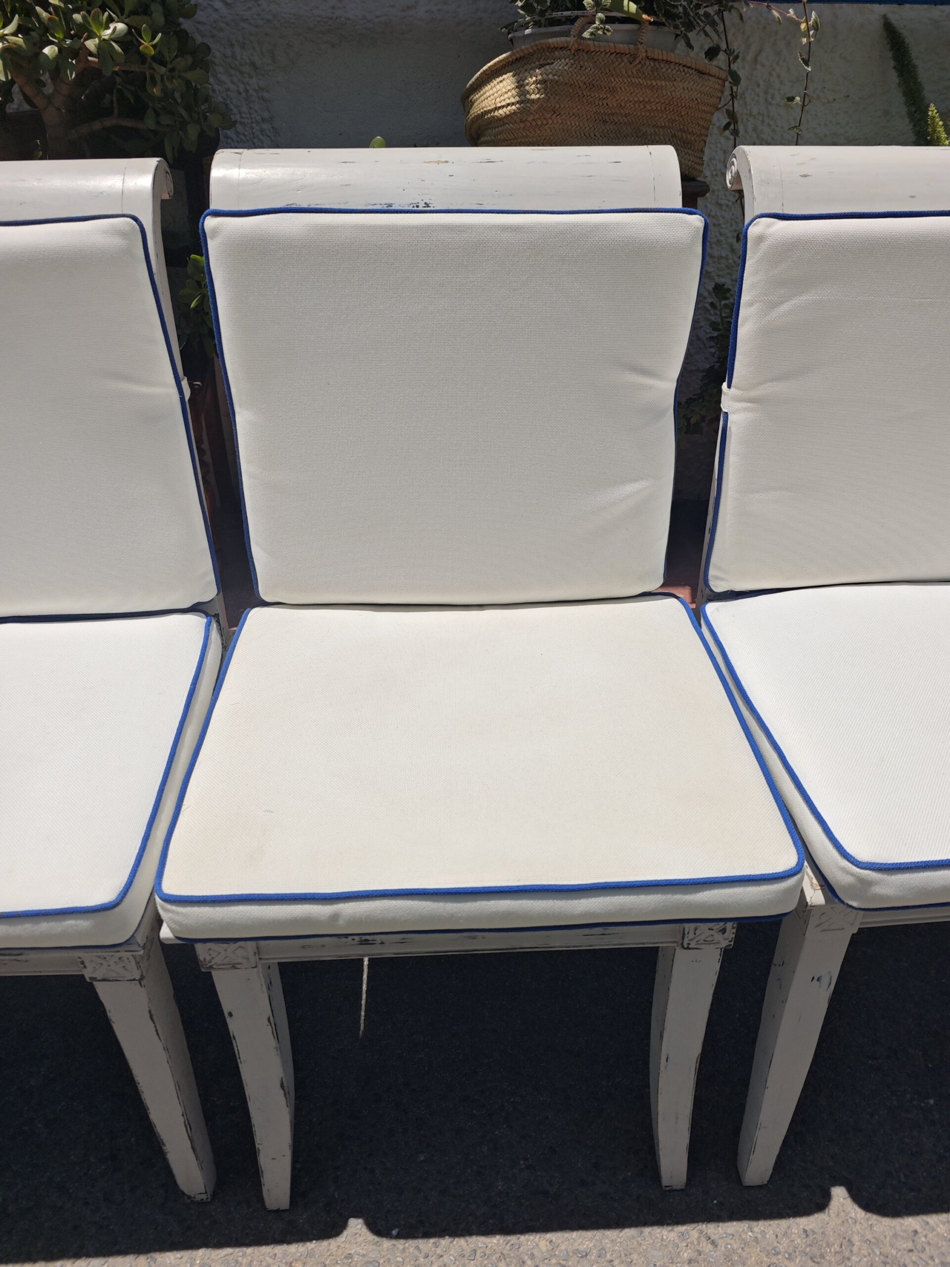 SDistressed White Chairs with Blue Trim Cushions – Set of6 4Image Sillas Blancas Envejecidas con Cojines Ribete Azul – Set de 6 - Image 4