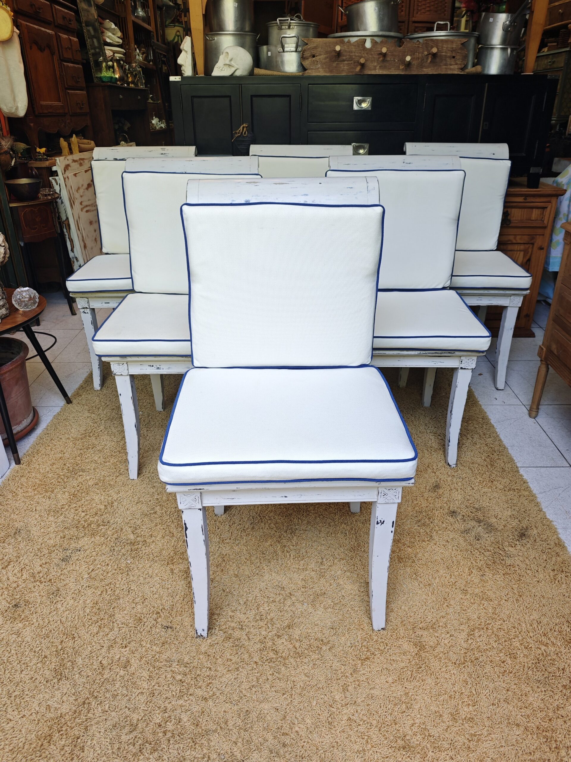 SDistressed White Chairs with Blue Trim Cushions – Set of6 2Image Sillas Blancas Envejecidas con Cojines Ribete Azul – Set de 6 - Image 2