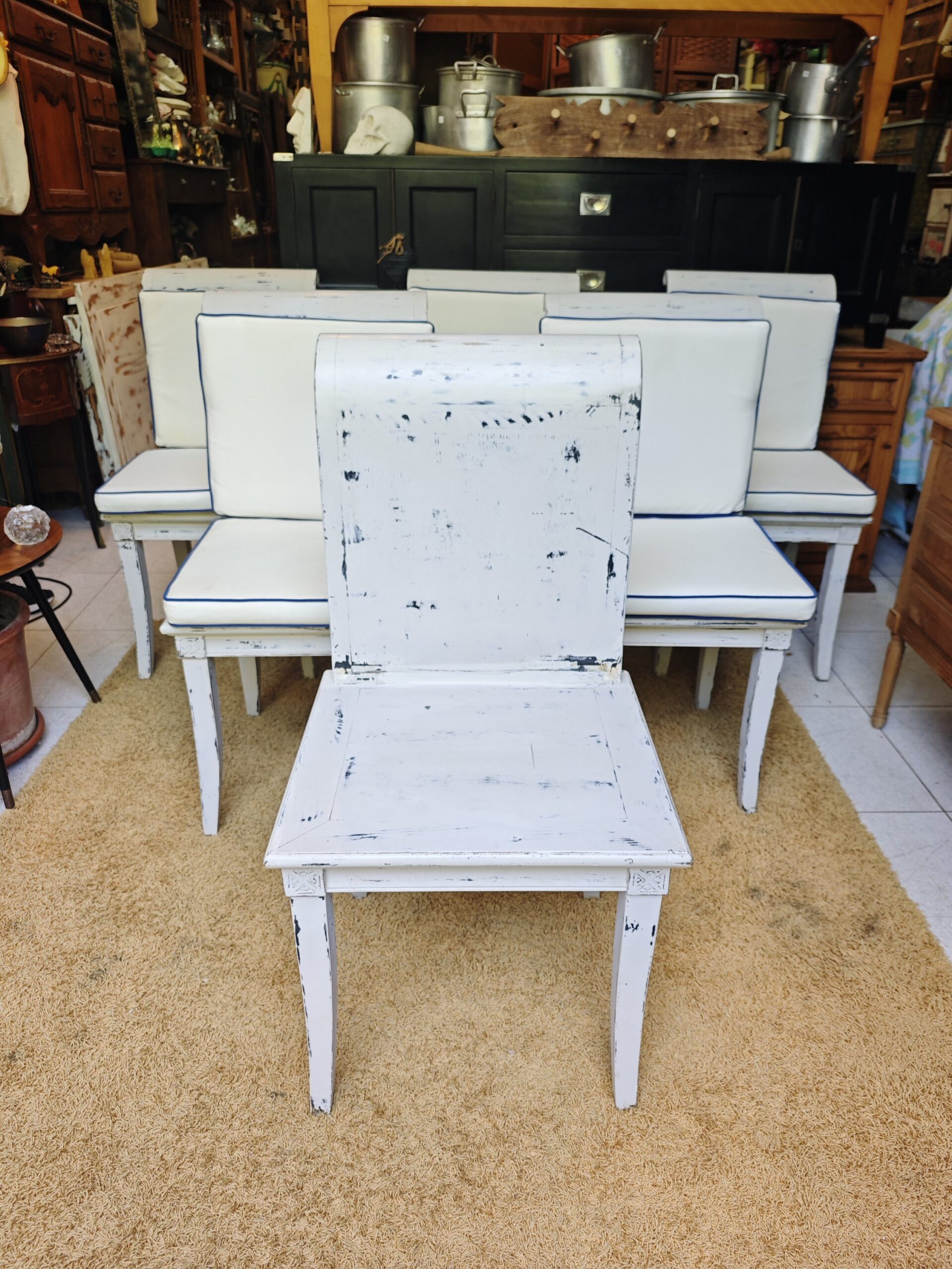 SDistressed White Chairs with Blue Trim Cushions – Set of6 5Image Sillas Blancas Envejecidas con Cojines Ribete Azul – Set de 6 - Image 5