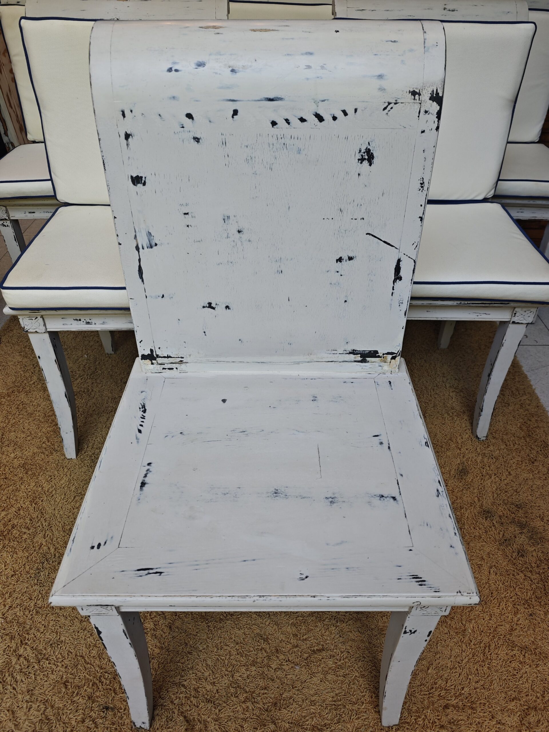 SDistressed White Chairs with Blue Trim Cushions – Set of6 6Image Sillas Blancas Envejecidas con Cojines Ribete Azul – Set de 6 - Image 6