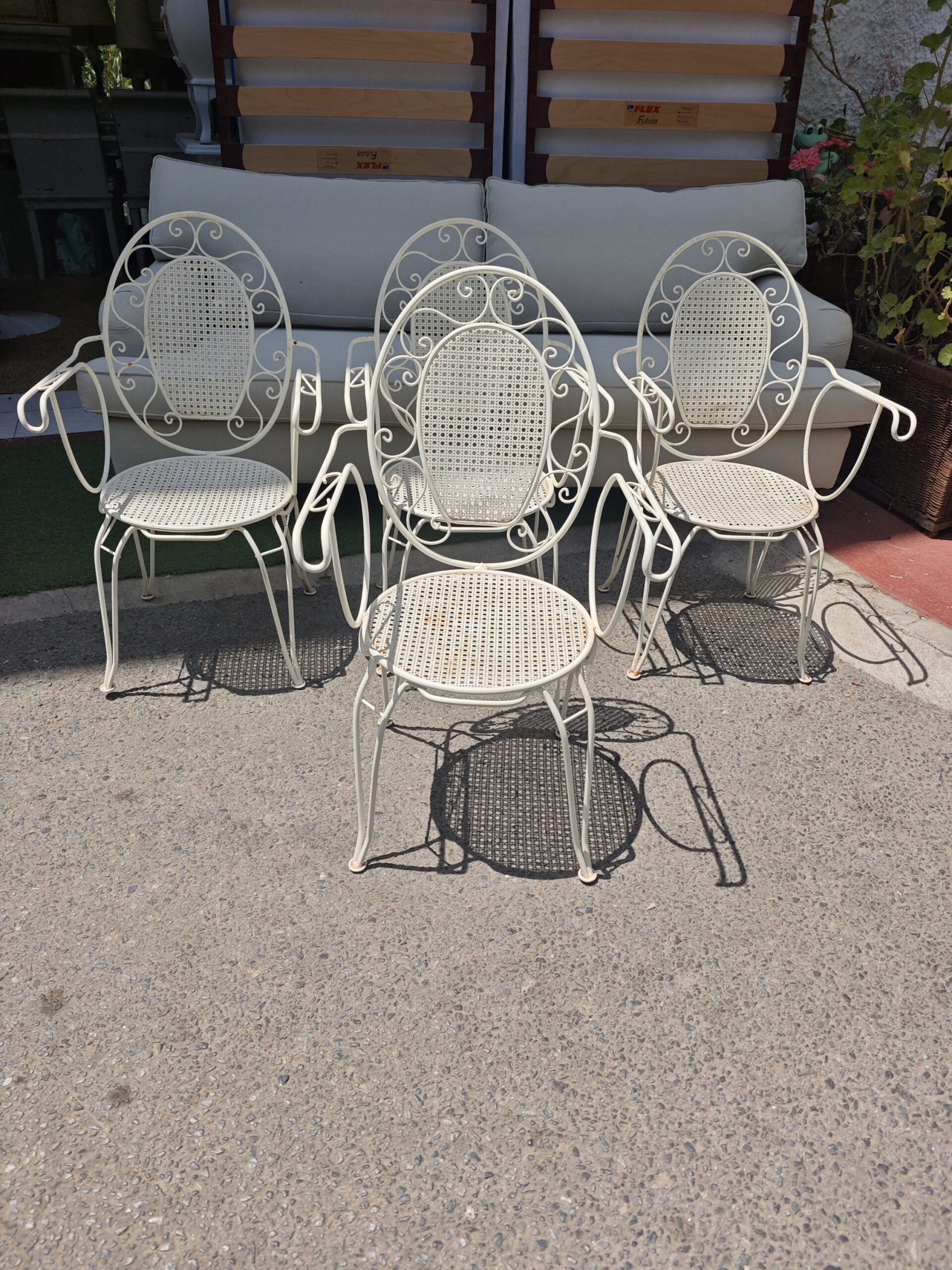Set de 4 Sillas de Jardín Vintage en Hierro Forjado Blanco, Estilo Provenzal Francés 2 Set de 4 Sillas de Jardín Vintage en Hierro Forjado Blanco, Estilo Provenzal Francés - Imagen 2