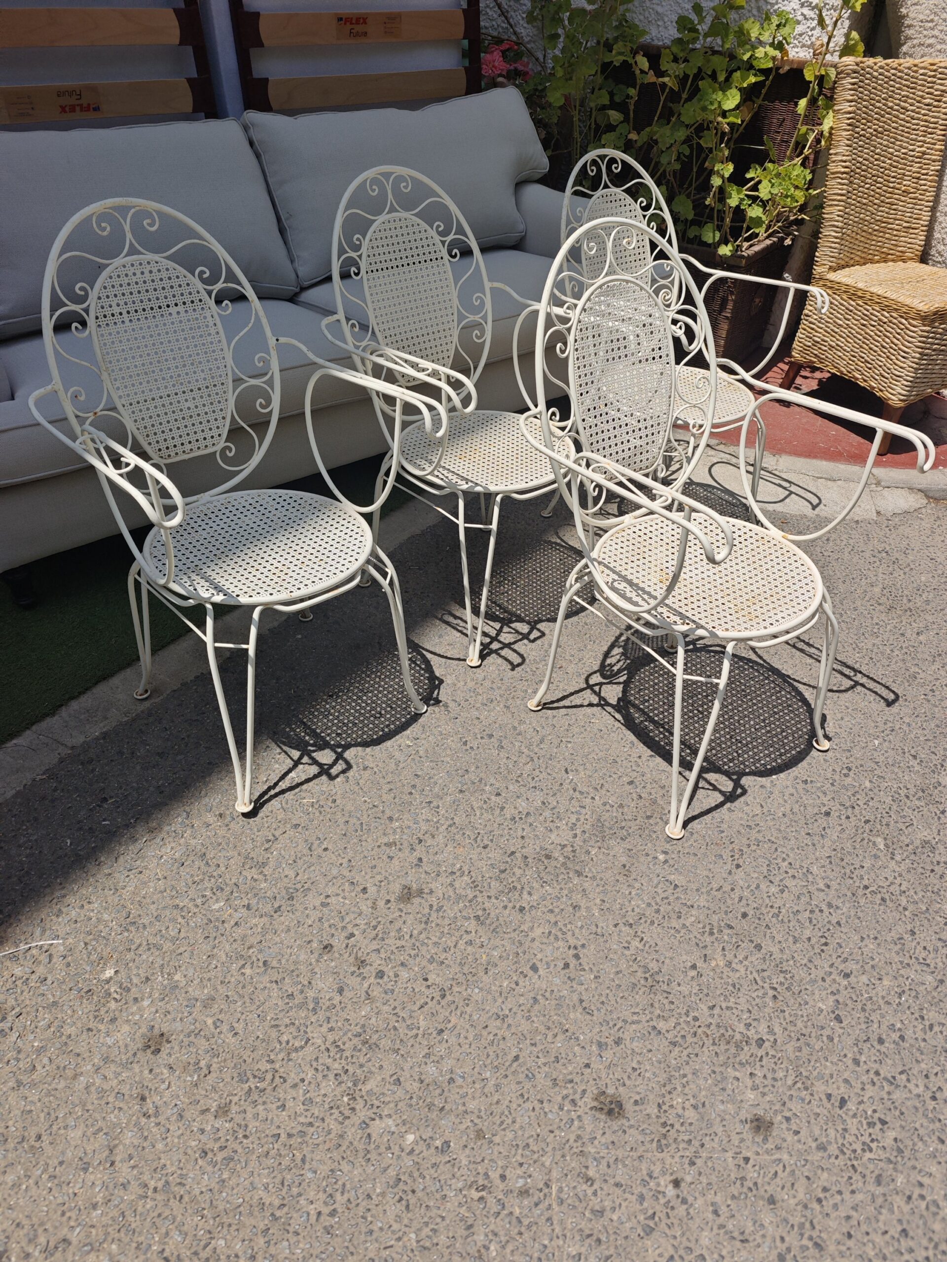 Set de 4 Sillas de Jardín Vintage en Hierro Forjado Blanco, Estilo Provenzal Francés 4 Set de 4 Sillas de Jardín Vintage en Hierro Forjado Blanco, Estilo Provenzal Francés - Imagen 4