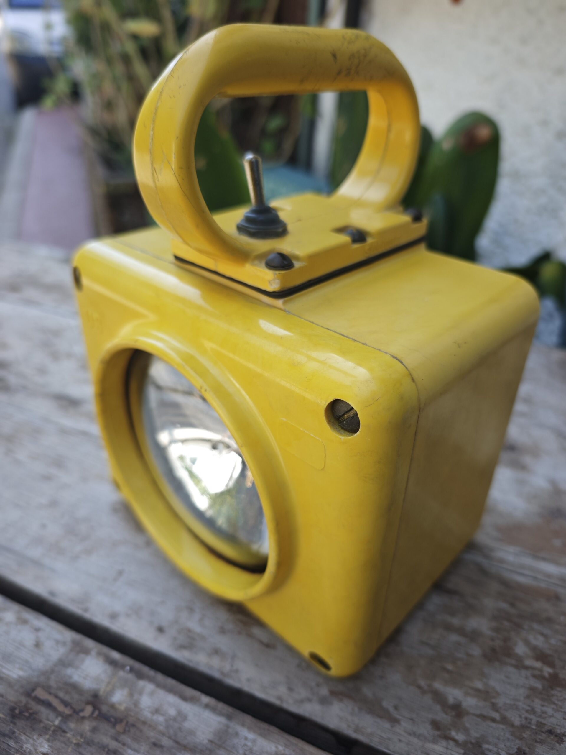 LVintage US Navy Naval Lantern – Yellow Industrial/Maritime Style55- Image Linterna Naval Vintage US Navy – Estilo Industrial / Marítimo amarilla - Image 5