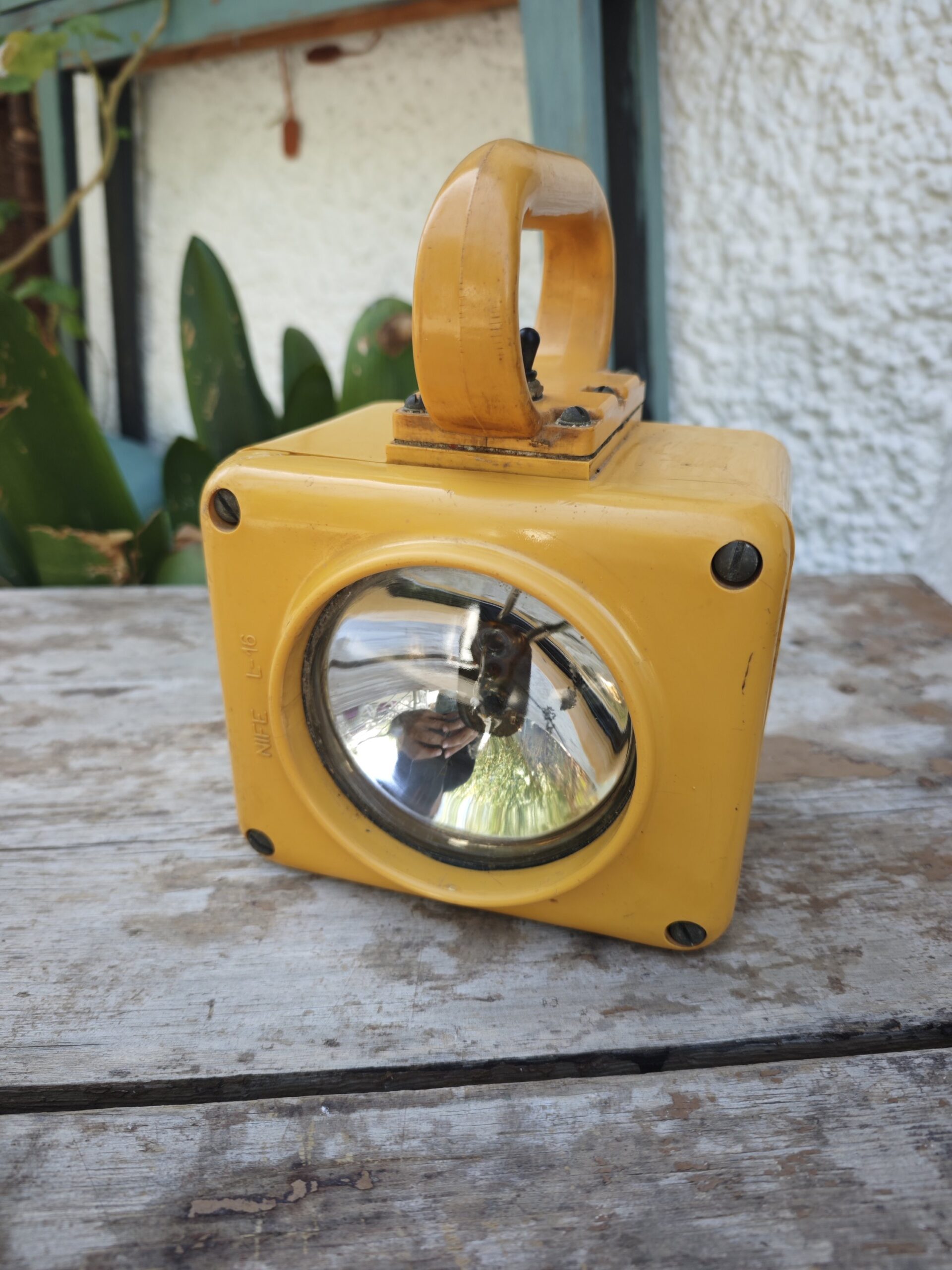 Vintage NIFE L-16 Naval Lantern – Industrial / Maritime Style 4Image Linterna Naval Vintage NIFE L-16 – Estilo Industrial / Marítimo - Image 4