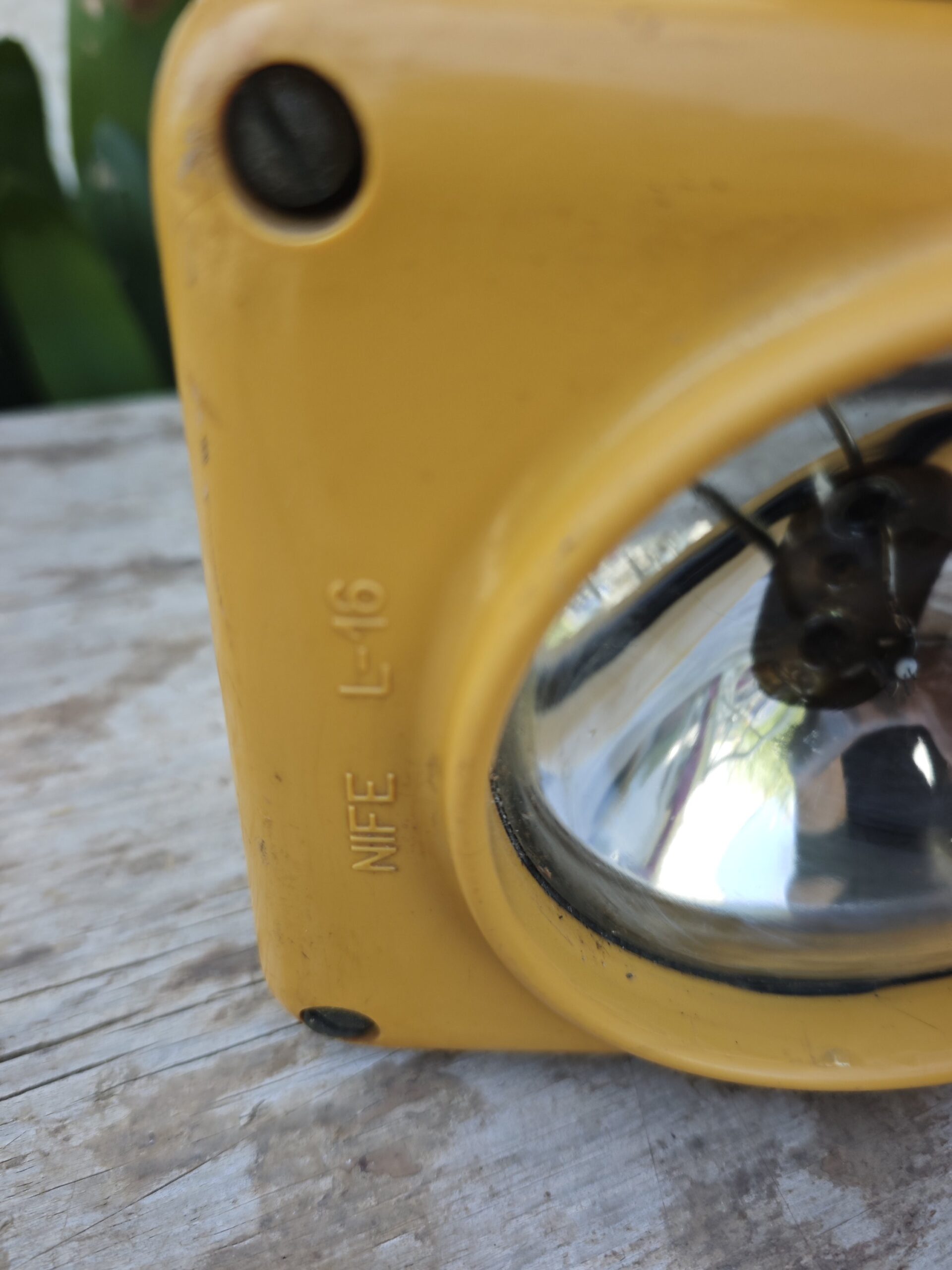 Vintage NIFE L-16 Naval Lantern – Industrial / Maritime Style 3Image Linterna Naval Vintage NIFE L-16 – Estilo Industrial / Marítimo - Image 3