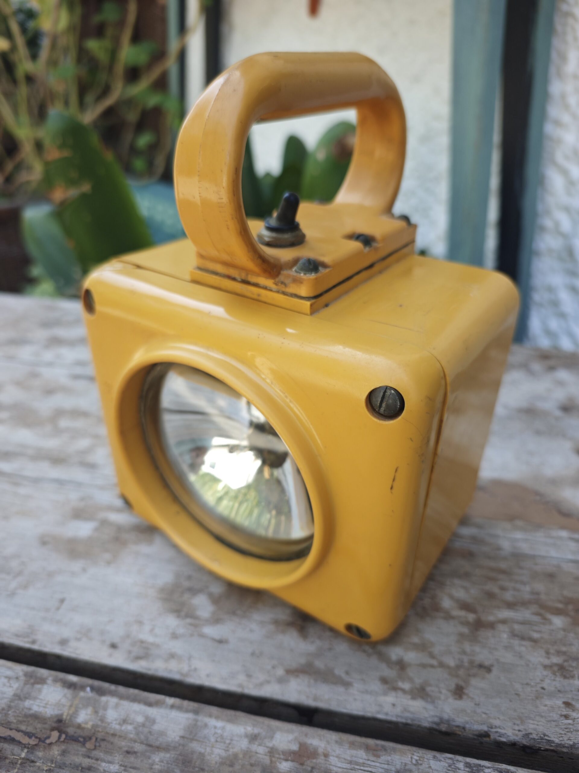 Vintage NIFE L-16 Naval Lantern – Industrial / Maritime Style 2Image Linterna Naval Vintage NIFE L-16 – Estilo Industrial / Marítimo - Image 2
