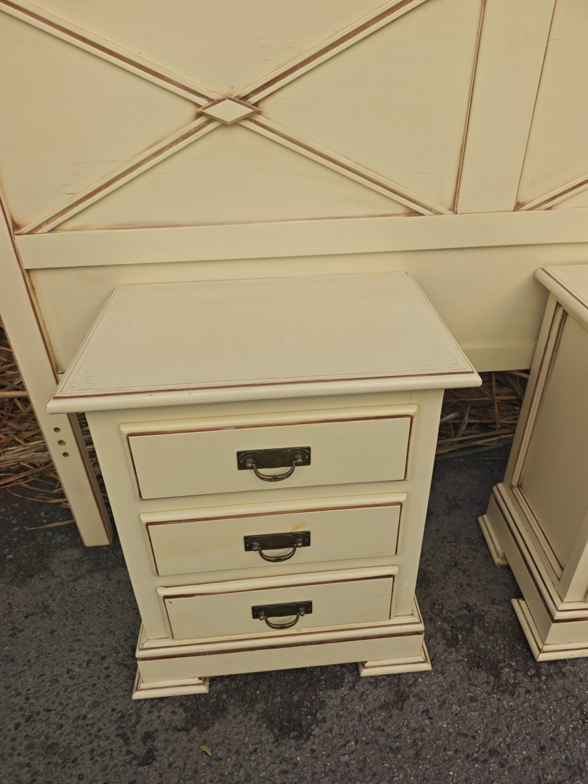 Mesitas de noche y cabecero de madera color beige 3 Mesitas de noche y cabecero de madera color beige - Imagen 3
