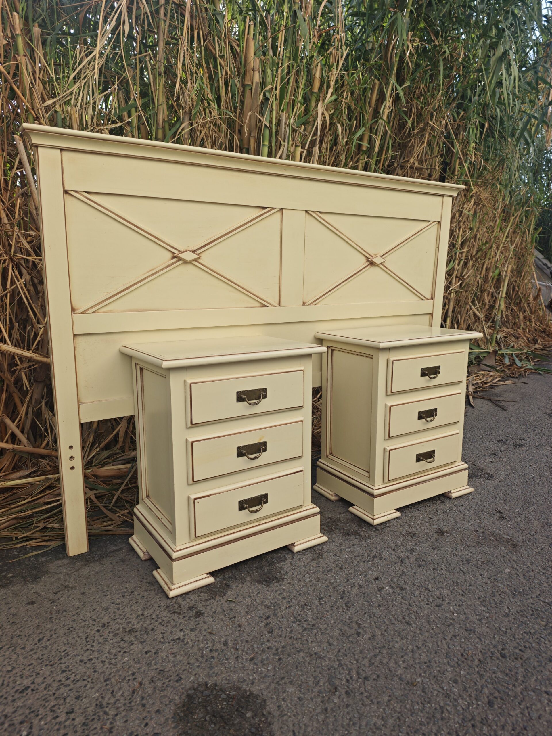 Mesitas de noche y cabecero de madera color beige 4 Mesitas de noche y cabecero de madera color beige - Imagen 4