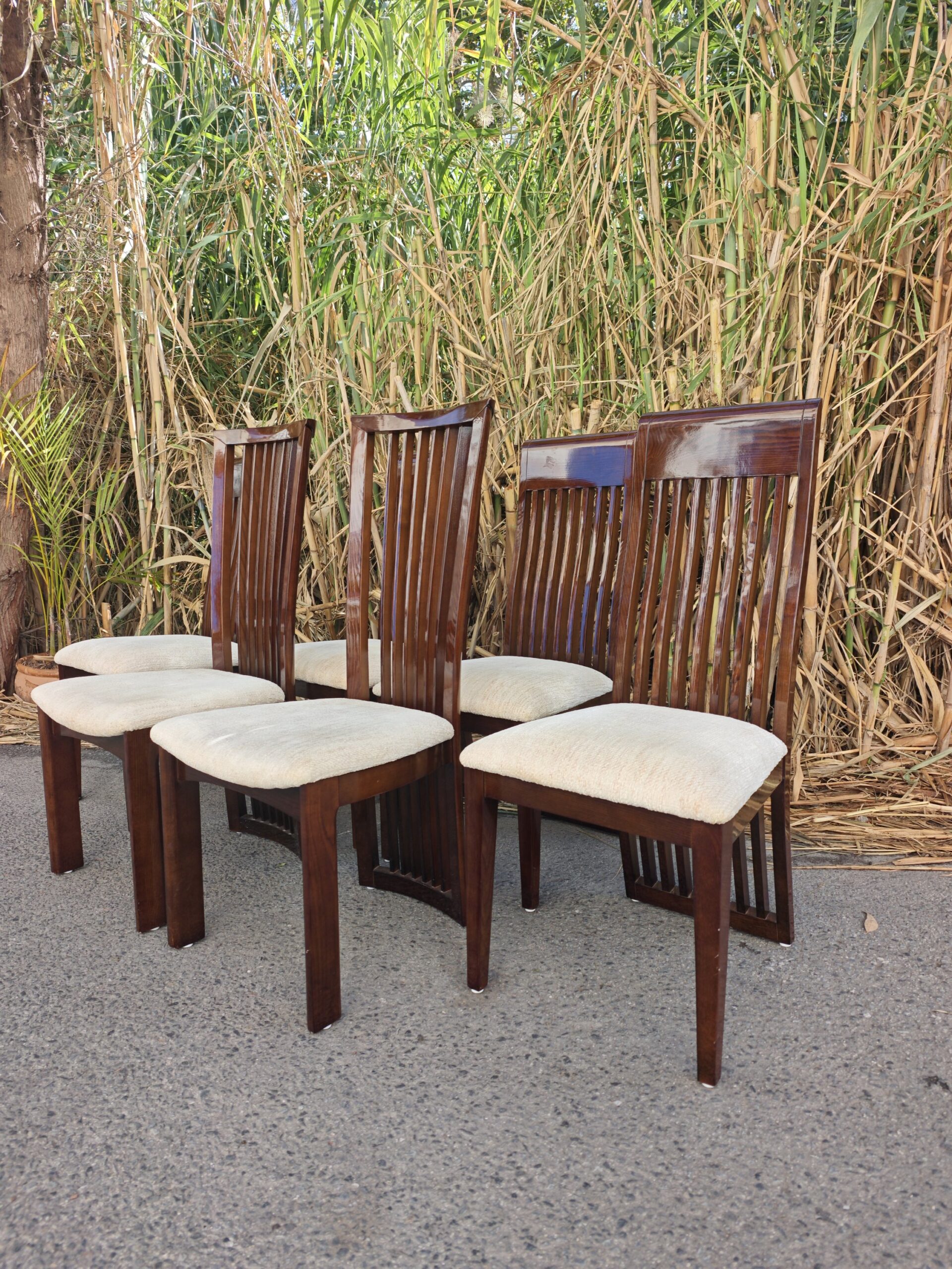 Sillas de comedor de madera lacada con respaldo alto de listones 5 Sillas de comedor de madera lacada con respaldo alto de listones - Imagen 5