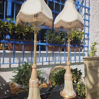 Lámparas de sobremesa doradas con pantalla crema y flecos 6 1000673198