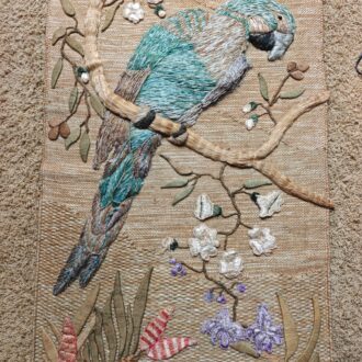 Tapiz artesanal vintage de loro bordado en relieve