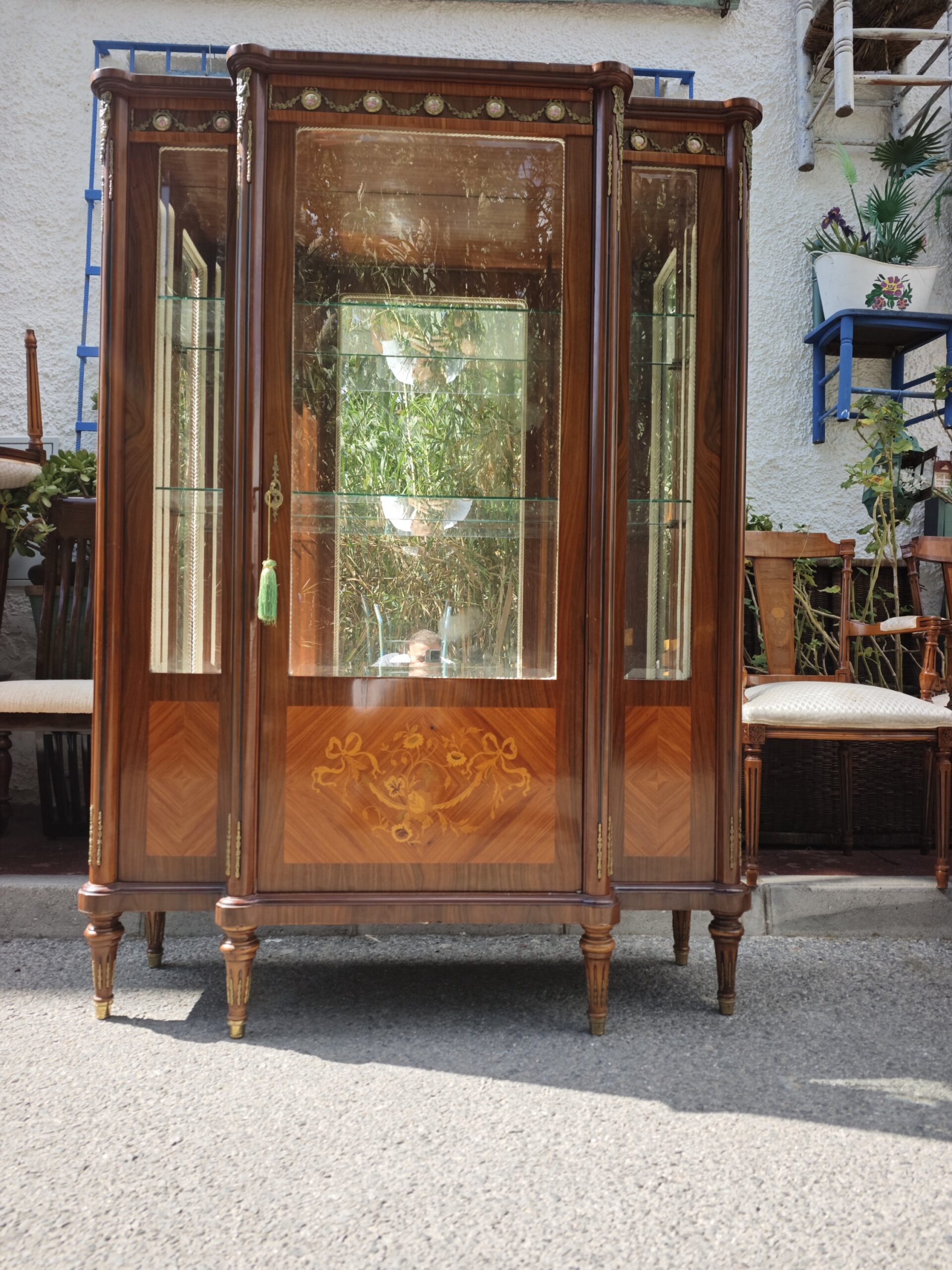 Vitrina italiana Marconi Arte estilo Luis XVI con marquetería floral y espejo 2 Vitrina italiana Marconi Arte estilo Luis XVI con marquetería floral y espejo - Imagen 2