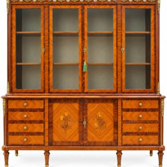 Vitrina italiana Marconi Arte estilo Luis XVI con marquetería y porcelana