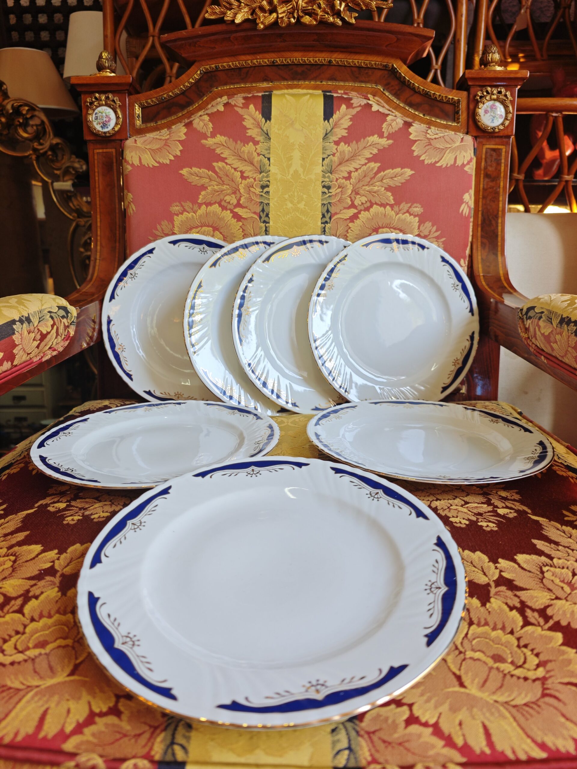 Platos de porcelana Crown Regal azul y oro 2 Platos de porcelana Crown Regal azul y oro - Imagen 2