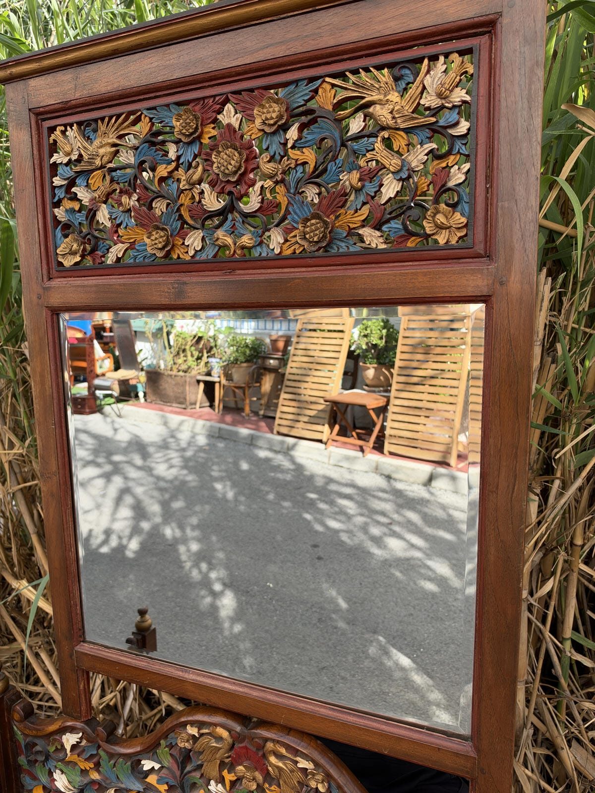 Banco tailandés de madera con arcón y espejo con tallas florales pintadas a mano 4 Banco tailandés de madera con arcón y espejo con tallas florales pintadas a mano - Imagen 4