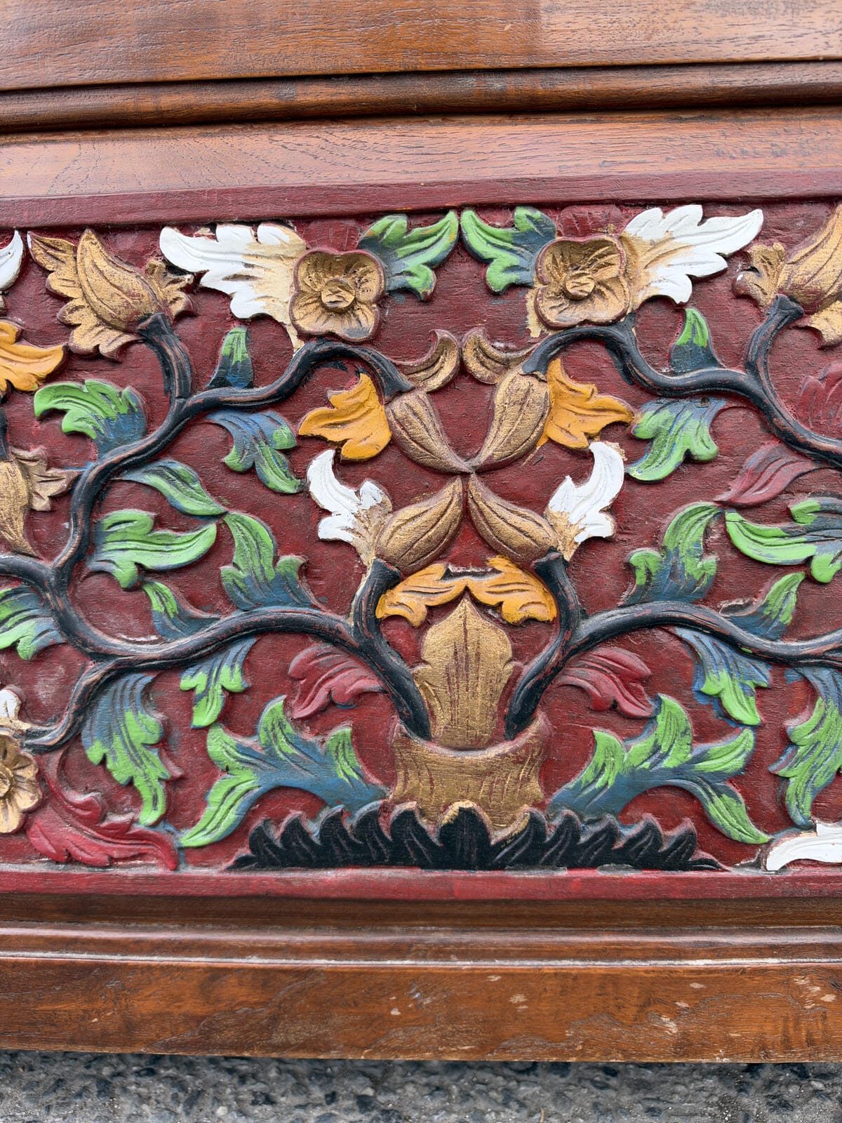 Banco tailandés de madera con arcón y espejo con tallas florales pintadas a mano 5 Banco tailandés de madera con arcón y espejo con tallas florales pintadas a mano - Imagen 5