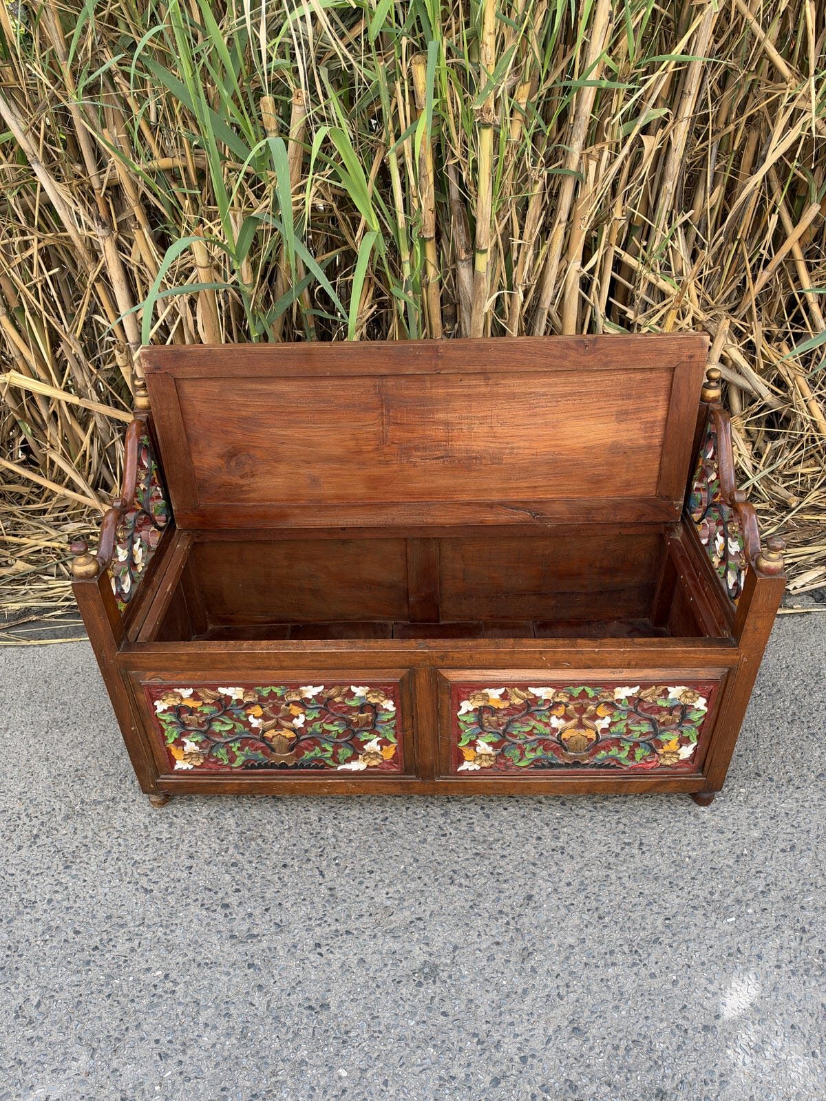 Banco tailandés de madera con arcón y espejo con tallas florales pintadas a mano 6 Banco tailandés de madera con arcón y espejo con tallas florales pintadas a mano - Imagen 6