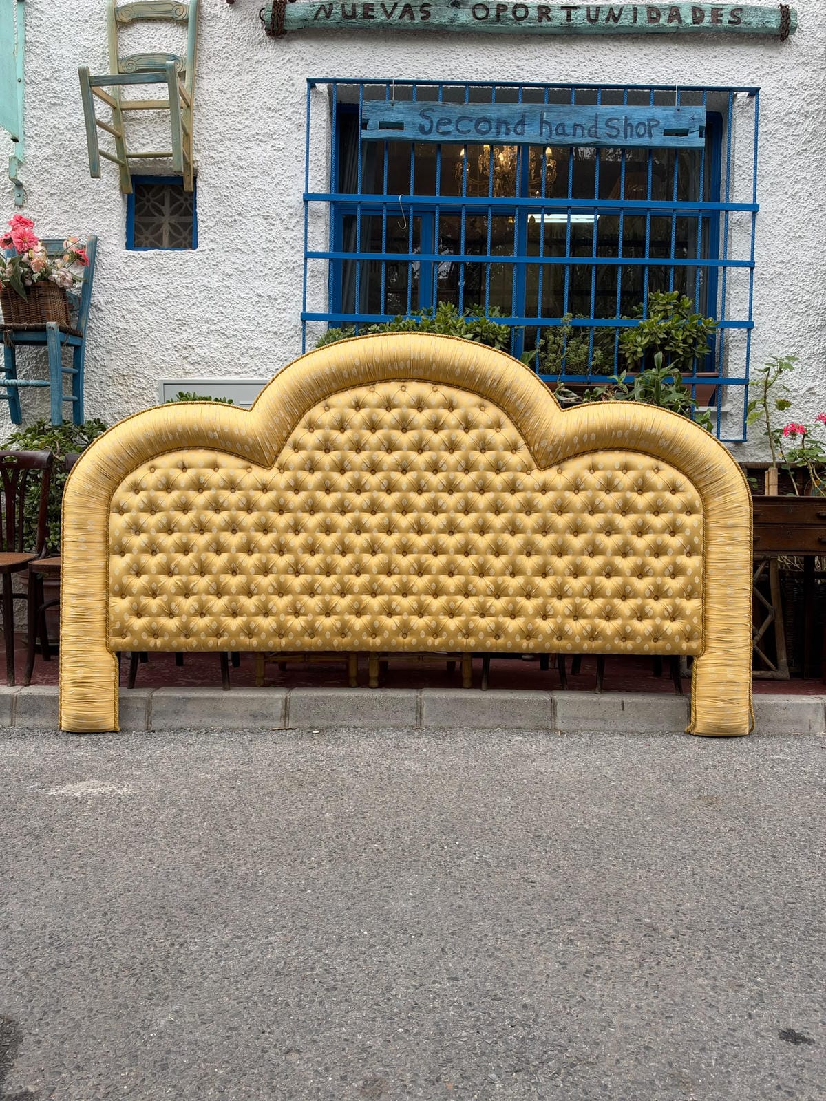 Cabecero de cama estilo palaciego con capitoné y tapizado dorado 2 Cabecero de cama estilo palaciego con capitoné y tapizado dorado - Imagen 2