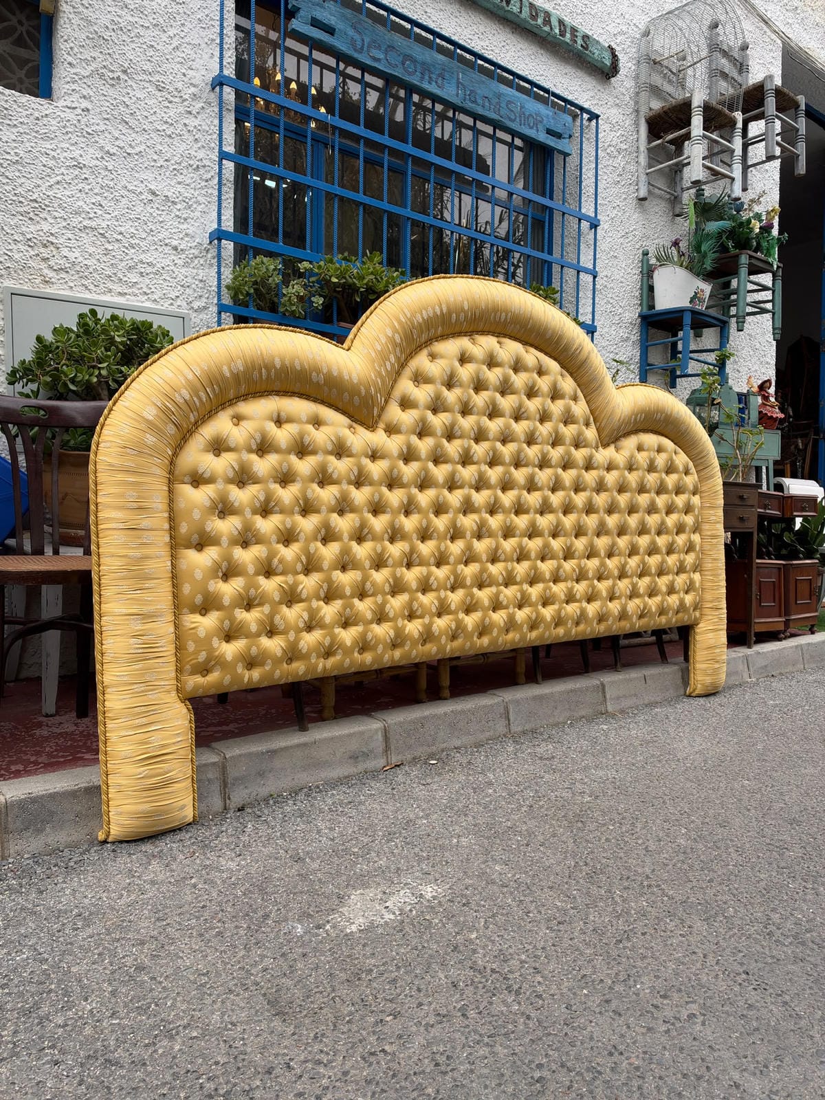 Cabecero de cama estilo palaciego con capitoné y tapizado dorado 4 Cabecero de cama estilo palaciego con capitoné y tapizado dorado - Imagen 4