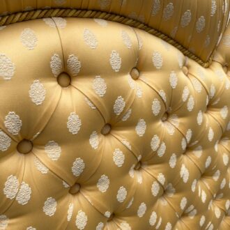 Cabecero de cama estilo palaciego con capitoné y tapizado dorado 6 Cabecero de cama estilo palaciego con capitone y tapizado dorado 3