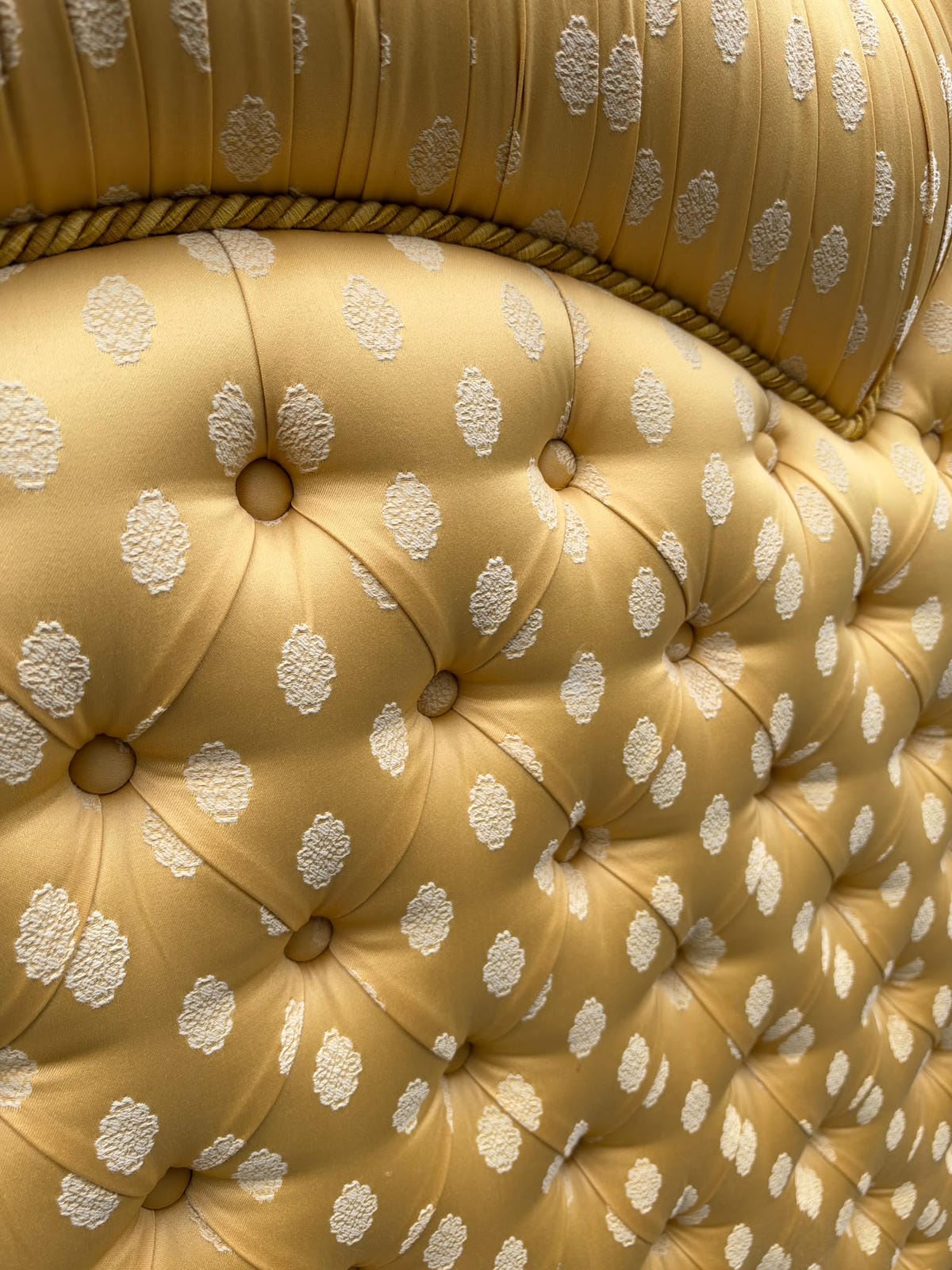 Cabecero de cama estilo palaciego con capitoné y tapizado dorado 3 Cabecero de cama estilo palaciego con capitoné y tapizado dorado - Imagen 3