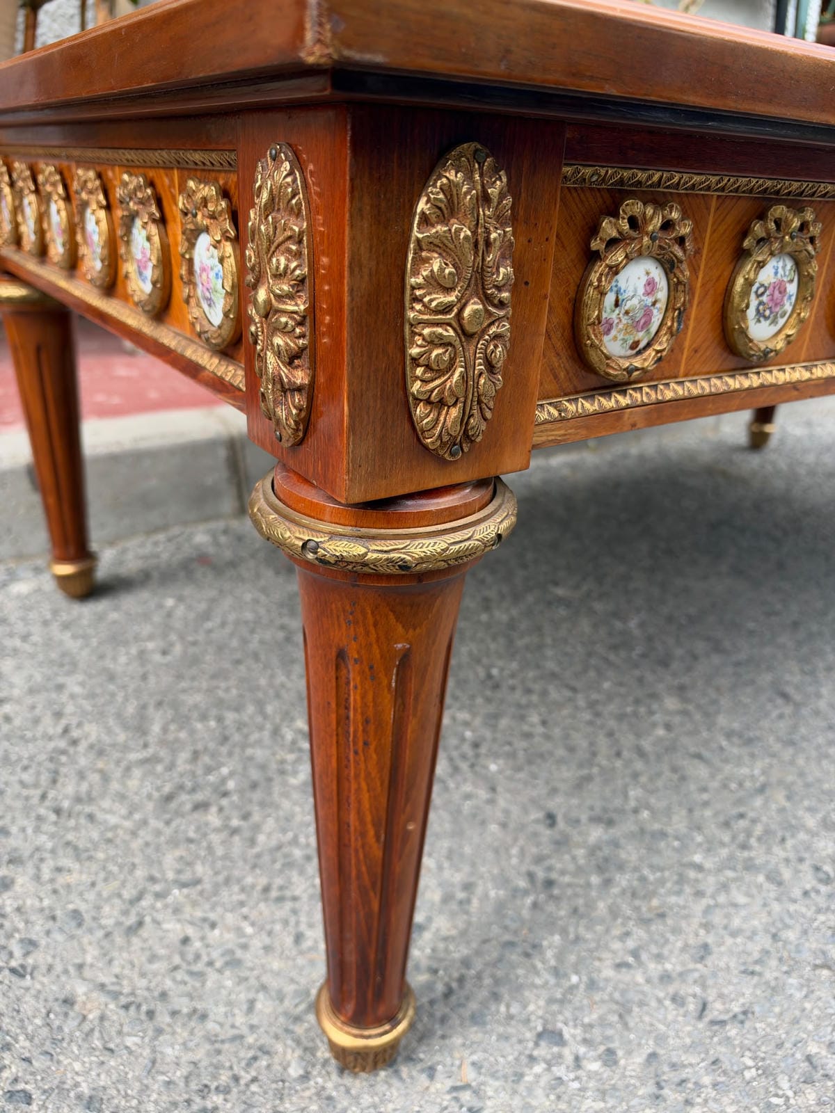 Exclusive Mariner Coffee Table with Bronze and Porcelain 444- Image Exclusiva Mesa de Centro Mariner con Bronce y Porcelana - Image 4