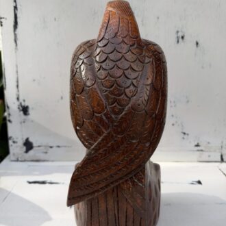 Figura decorativa de águila tallada en madera sobre tronco 5 Figura decorativa de aguila tallada en madera sobre tronco 1