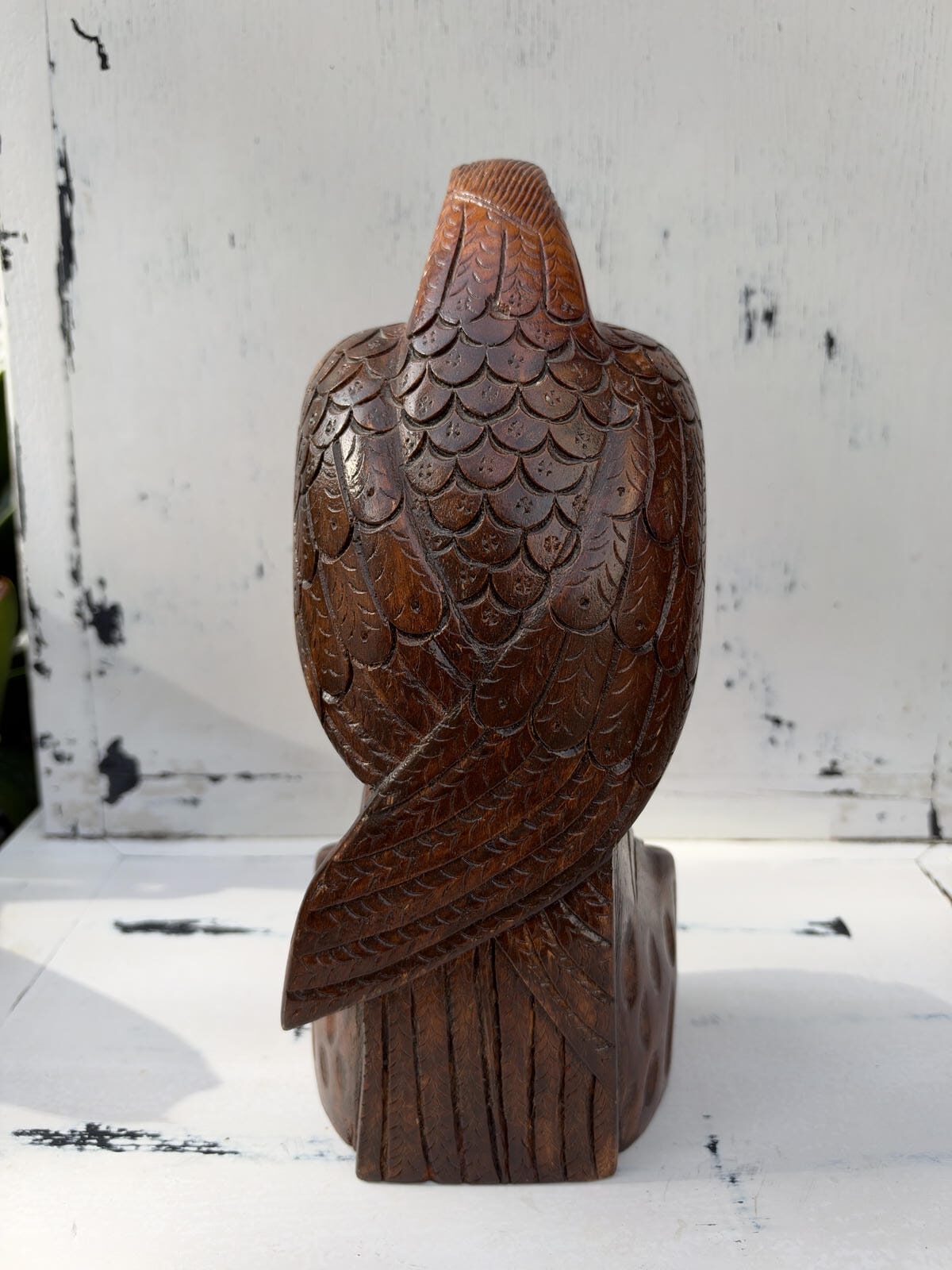 Figura decorativa de águila tallada en madera sobre tronco 3 Figura decorativa de águila tallada en madera sobre tronco - Imagen 3
